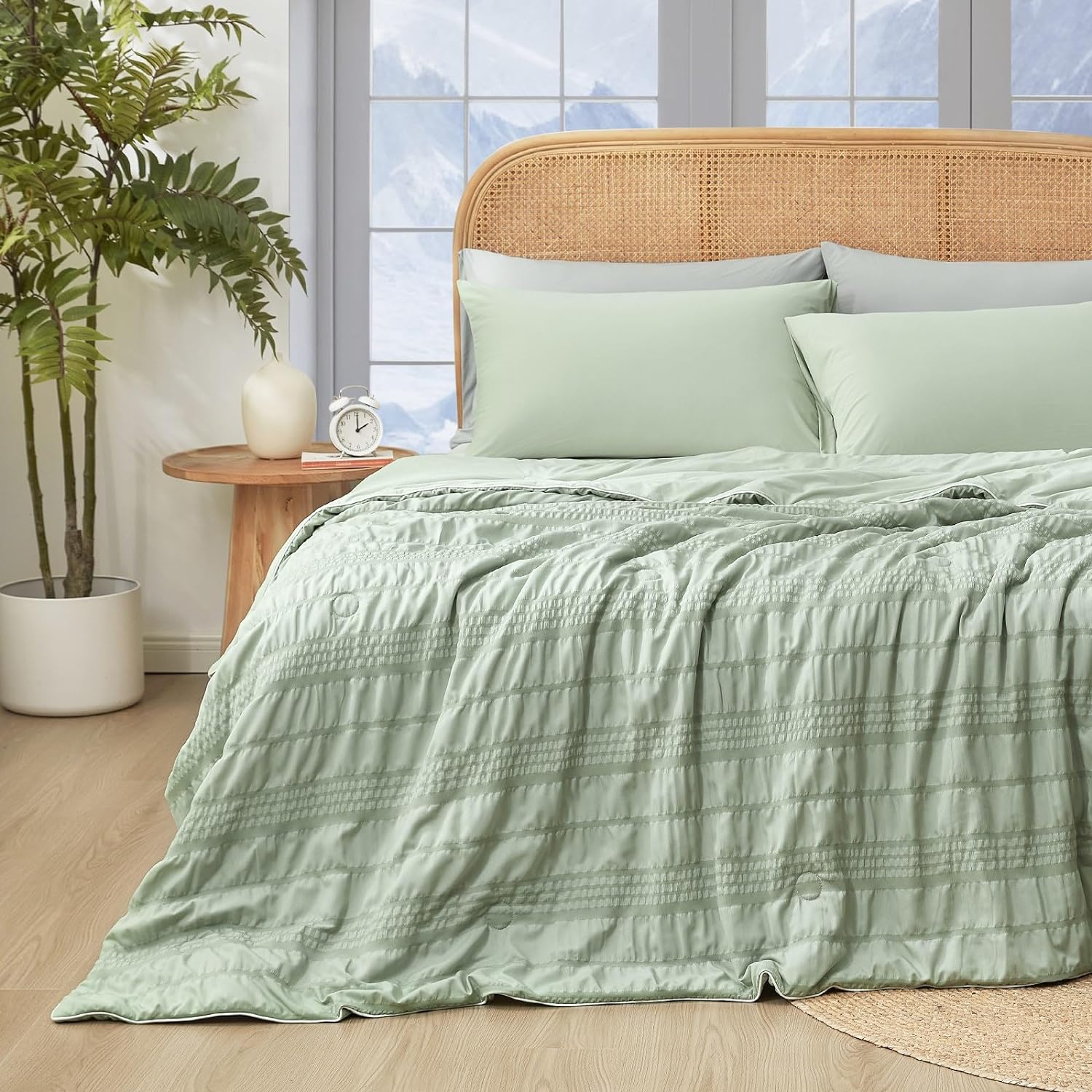 Cozy Bliss Seersucker Cooling Comforter for Queen Size Beds