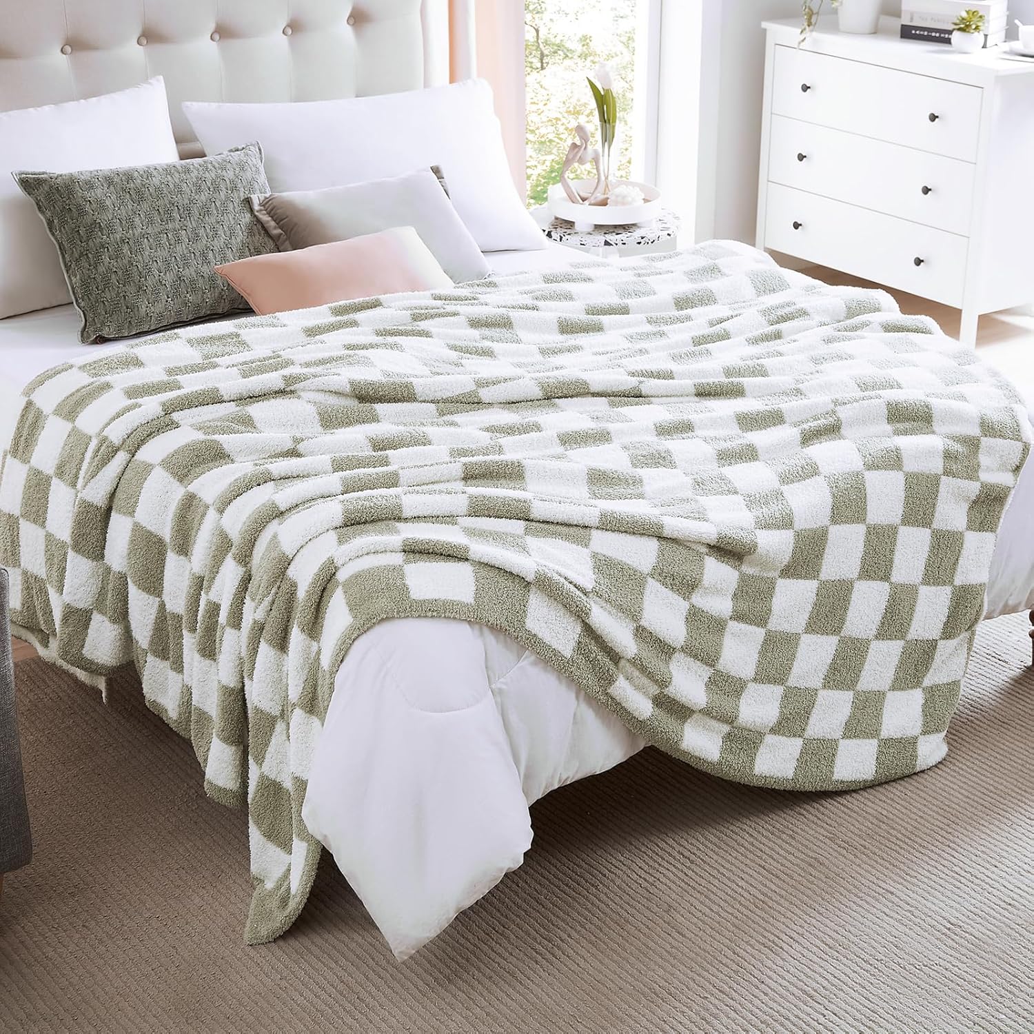Cozy Checkered Throw Blanket for Couch, Sofa, and Travel