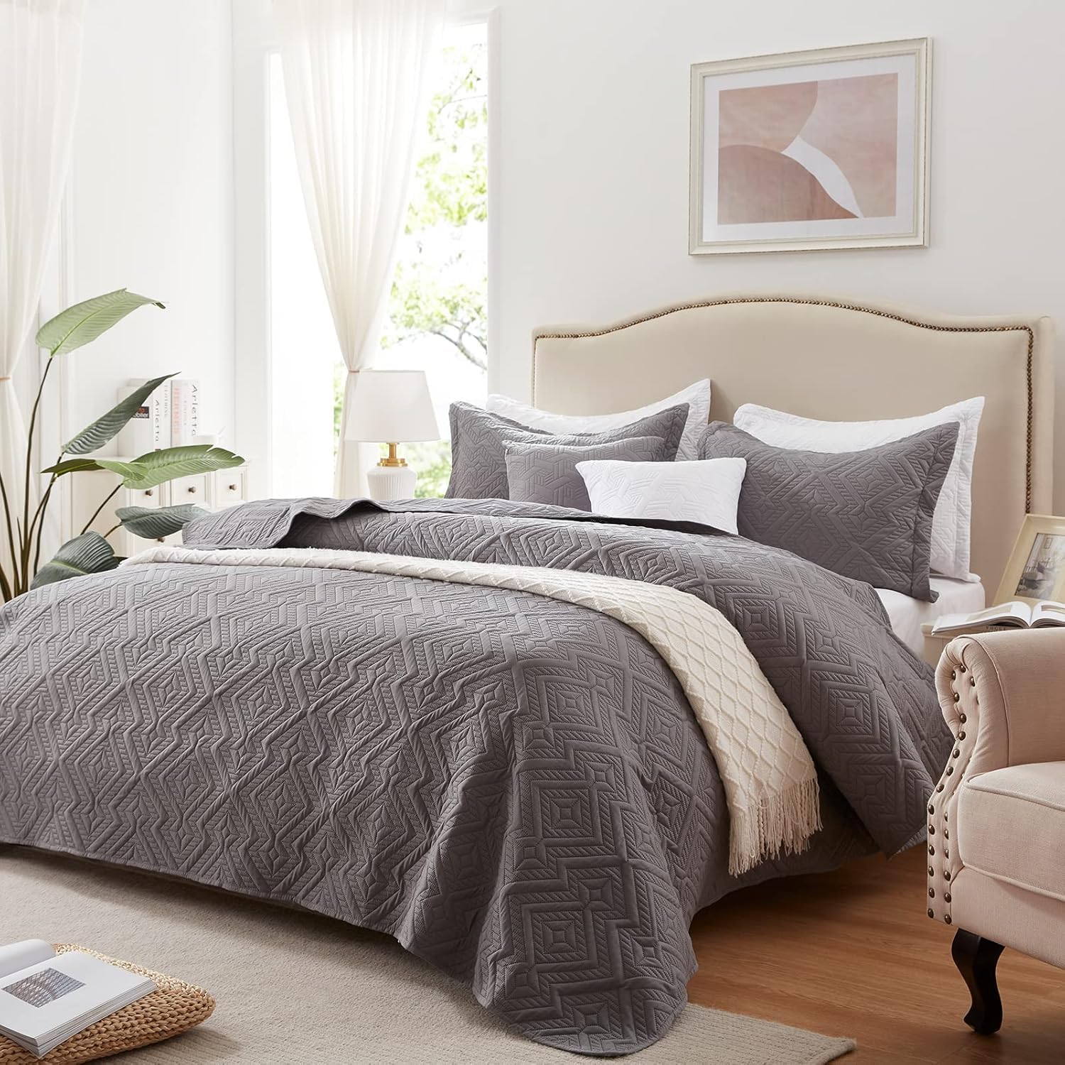 Luxurious King Size Quilt Set in Grey for All Seasons Comfort
