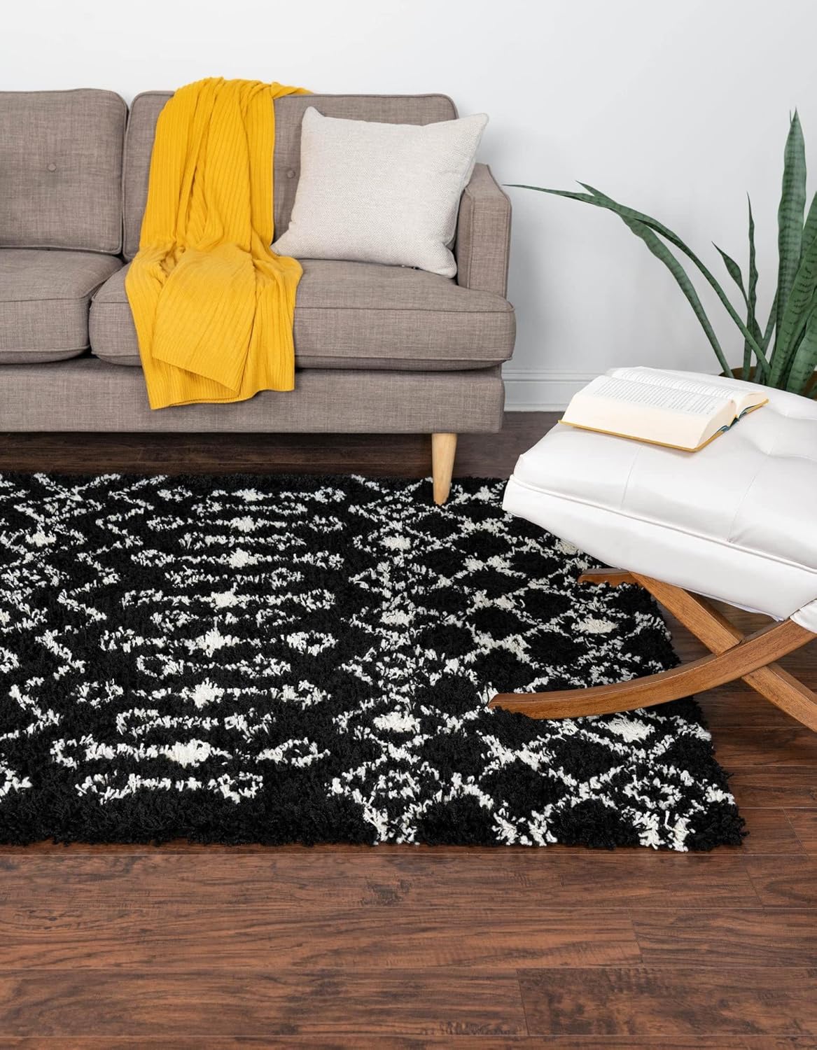 Moroccan Trellis Shag Collection Rug 6ft x 9ft Black and White