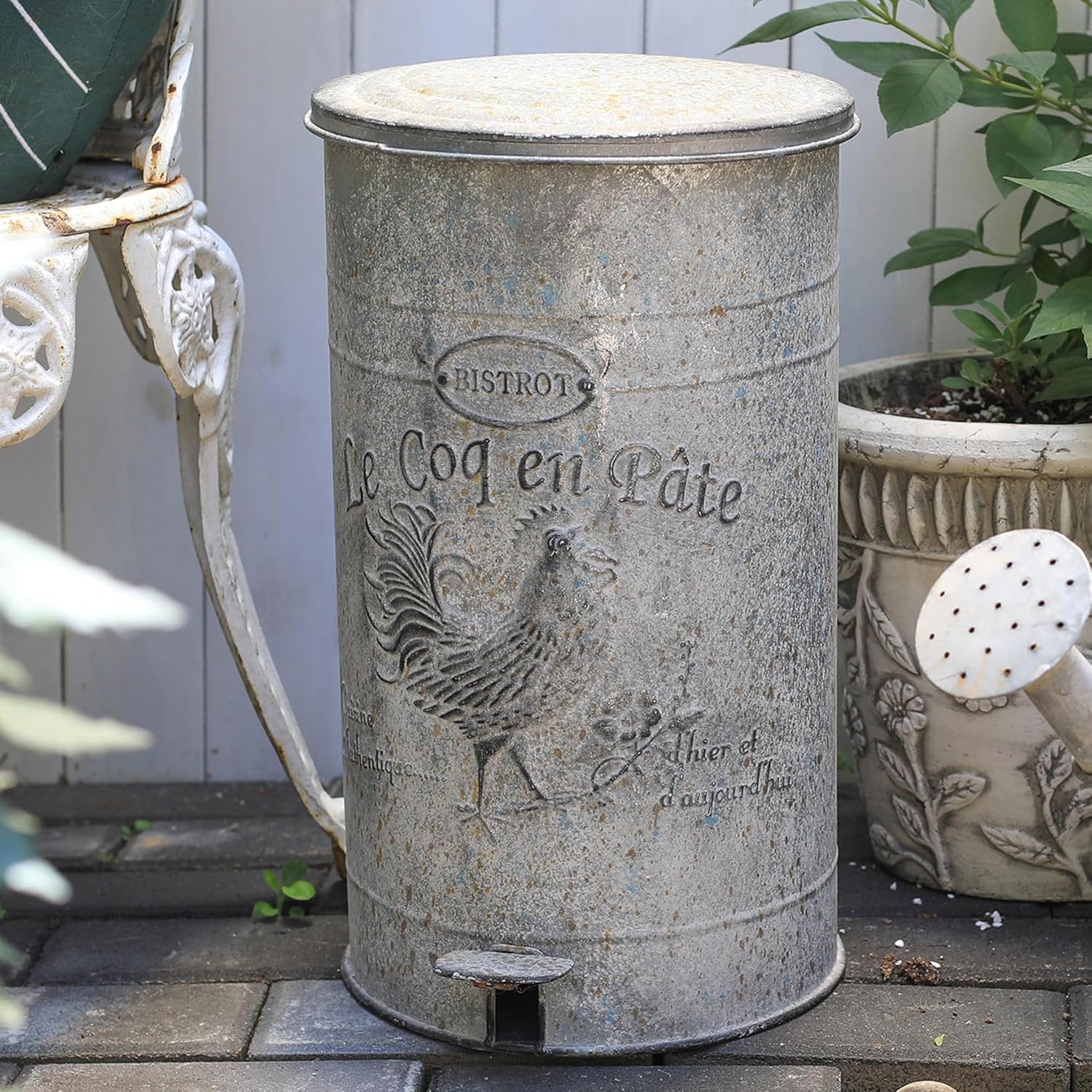 Retro Kitchen Trash Can with Lid 15 Liter Pedal Design