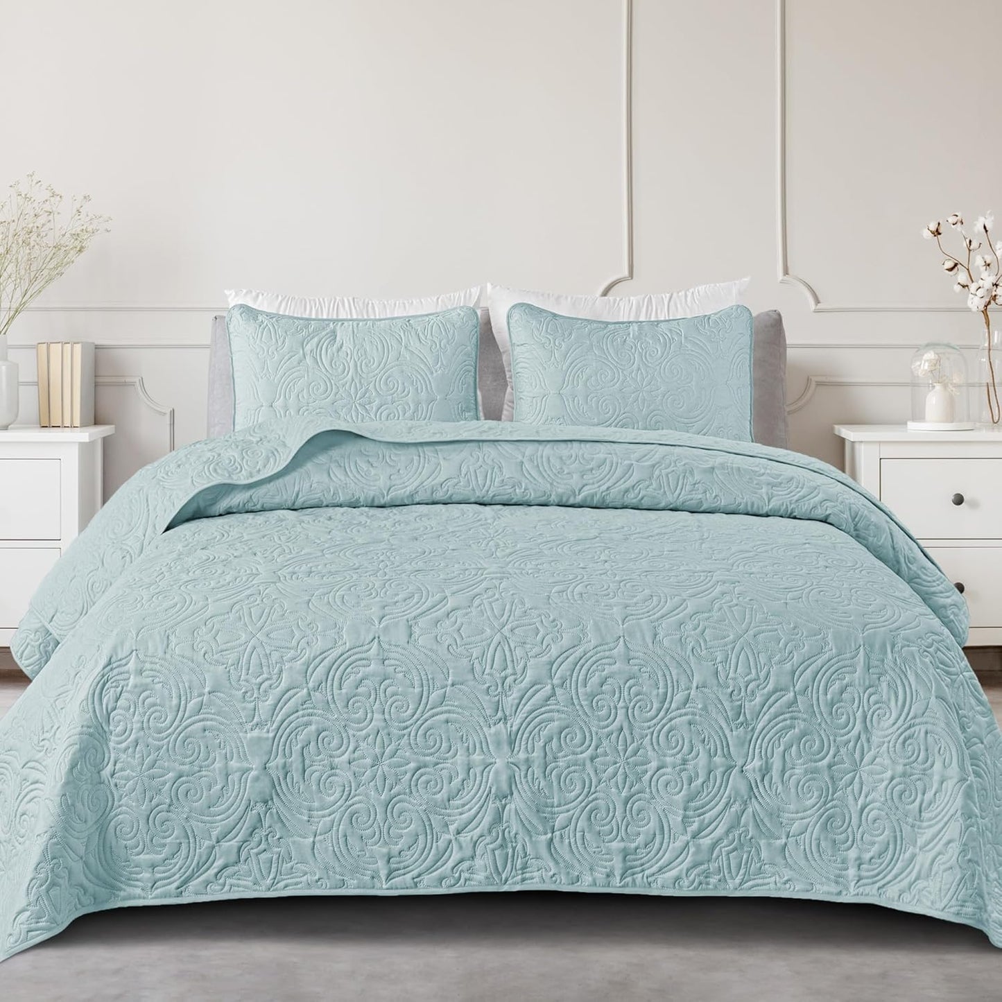 Exclusivo Mezcla Quilts Queen Size Bedding Set for All Seasons