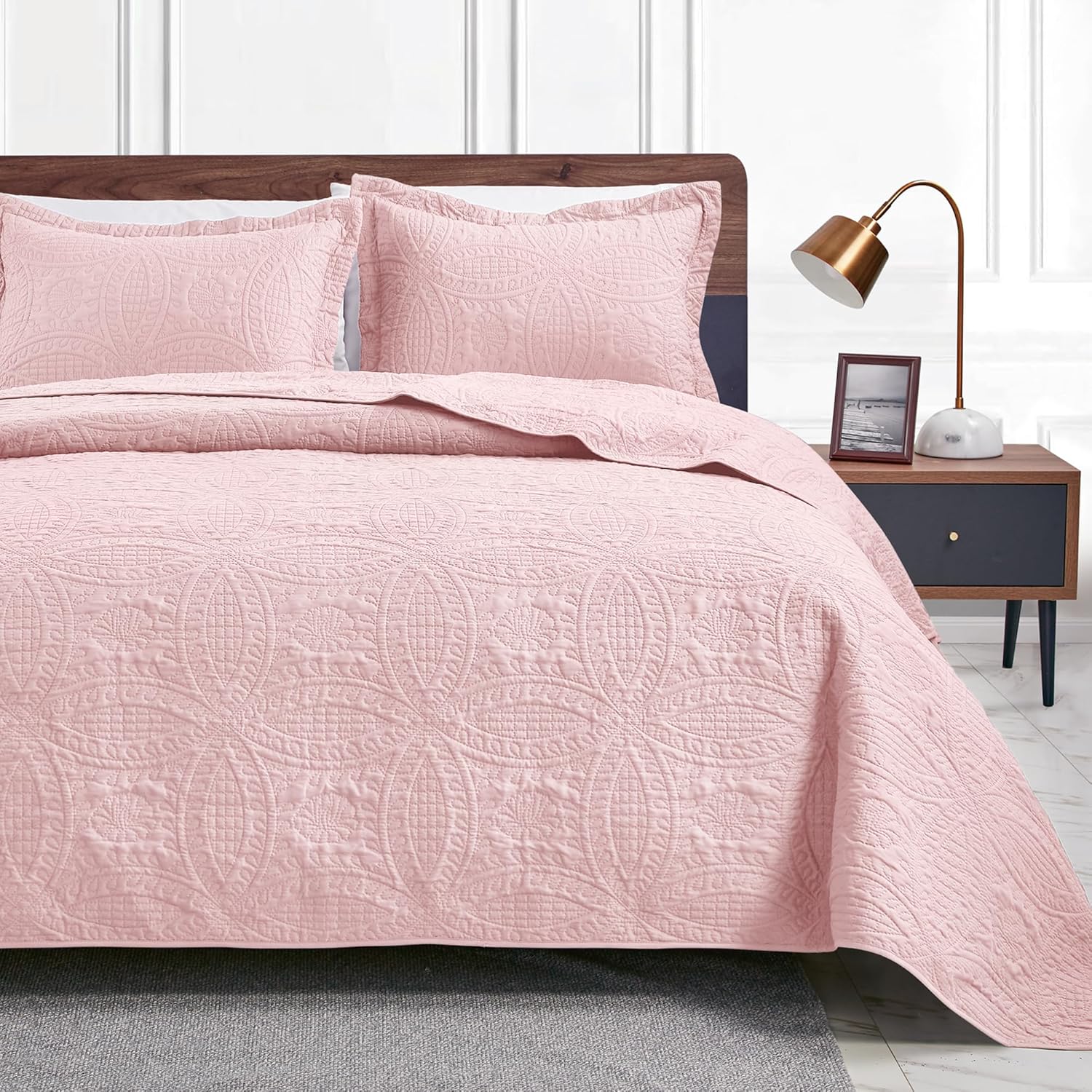 Love's Cabin King Size Quilt Set - Lightweight Pink Bedspread