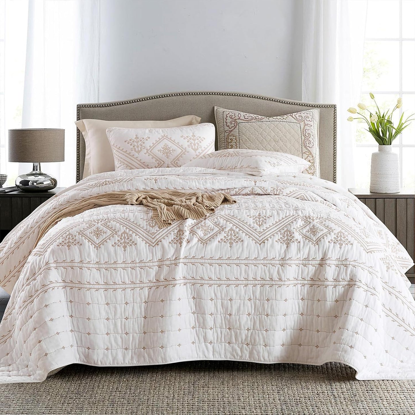 King Size White Embroidery Pattern Cotton Quilt Bedspread Set