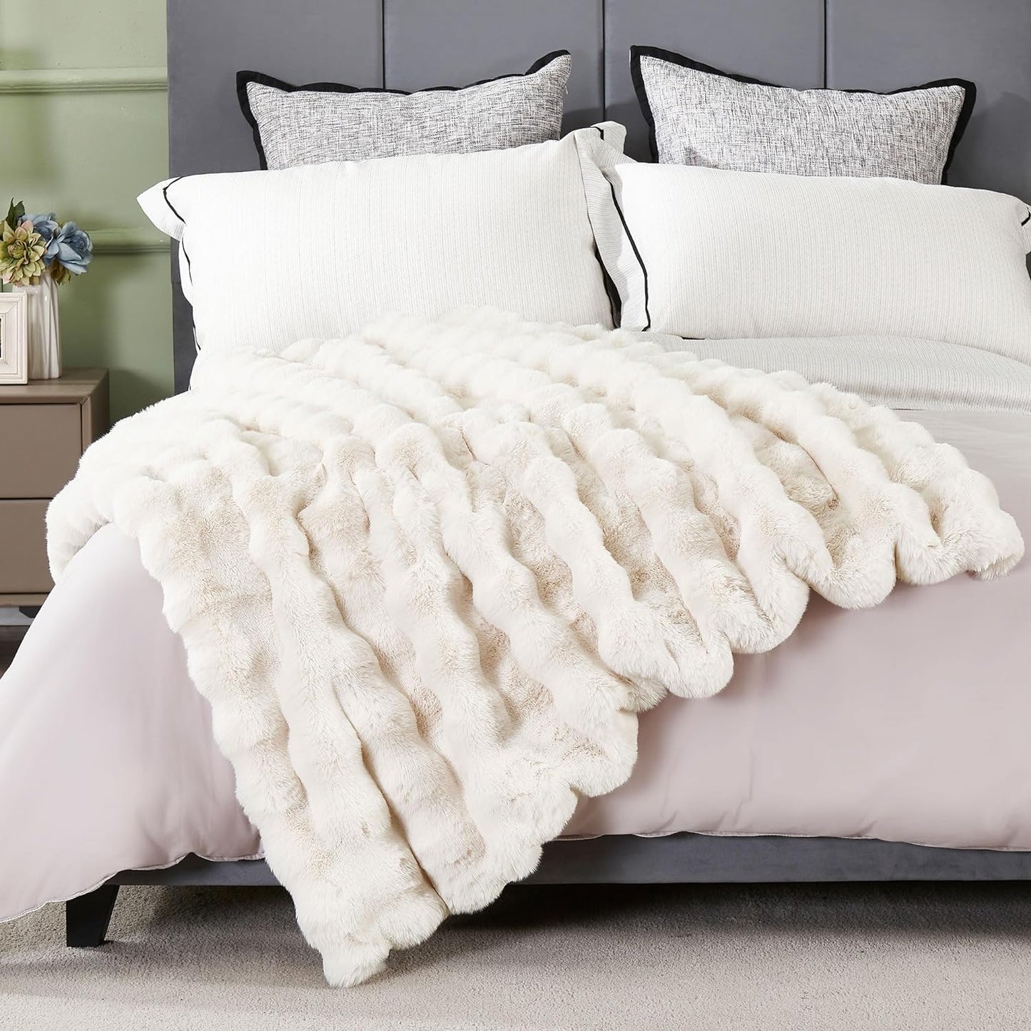 DREAMNINE Large Soft Thick Fuzzy Bubble Faux Rabbit Fur Blanket