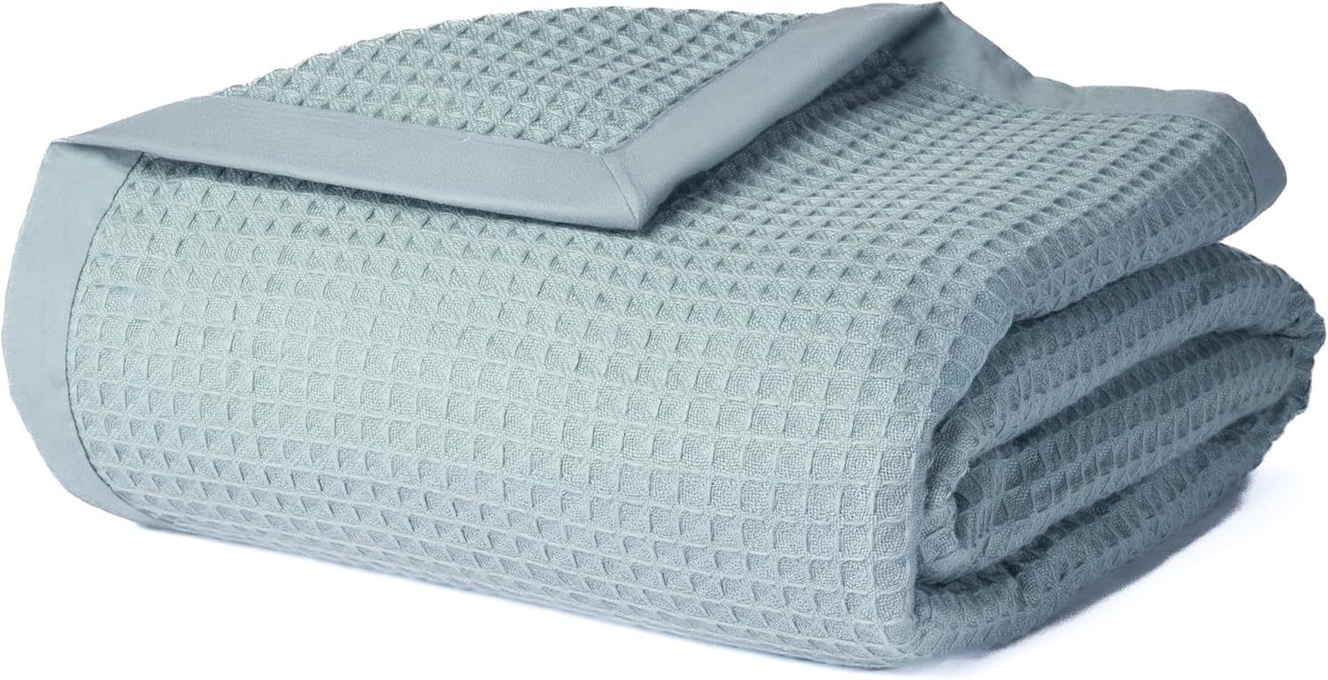 Organic Cotton Throw Blanket for All Seasons - Cozy & Stylish