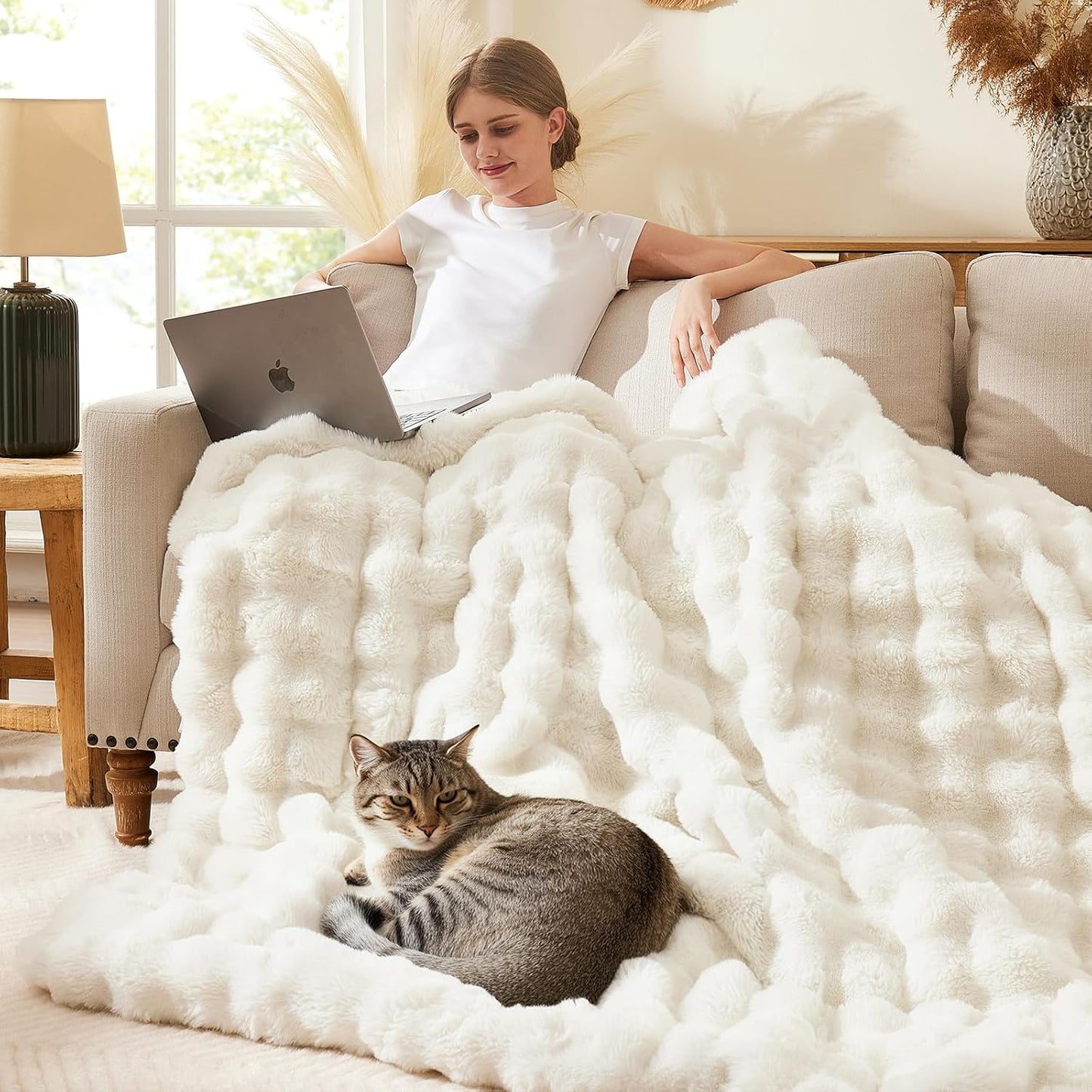 L'AGRATY Faux Fur Throw Blanket: Cozy Plush Bubble Blanket