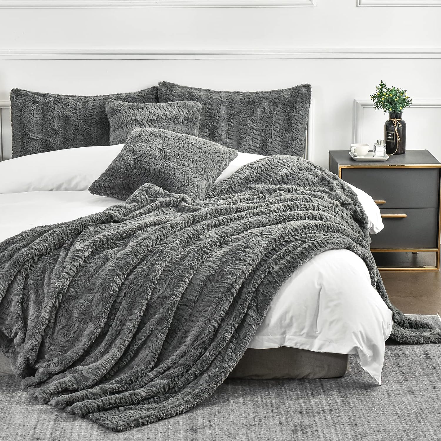 YUSOKI Luxury Faux Fur Twin XL Blanket for Cozy Home Decor