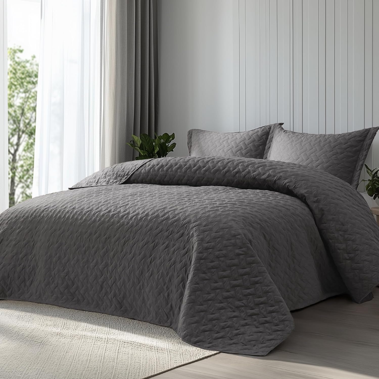 Bedsure Oversized King Quilt - Lightweight Bedspread for All Seasons
