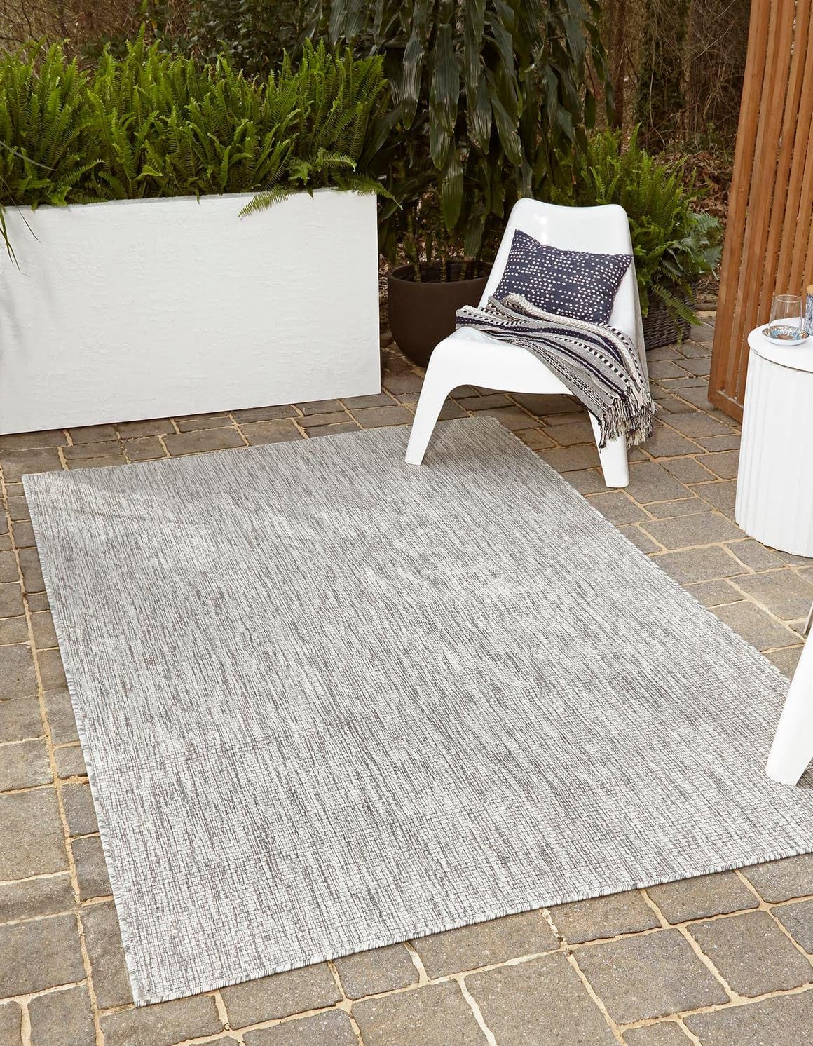 Unique Loom Outdoor Solid Collection Area Rug in Light Gray/Ivory