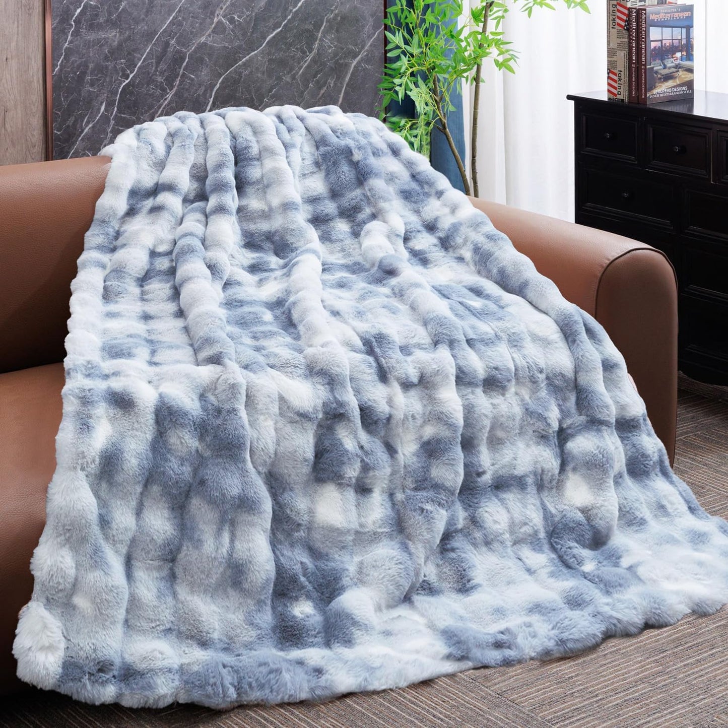 Tie-dye Blue Faux Fur Throw Blanket for Cozy Relaxation