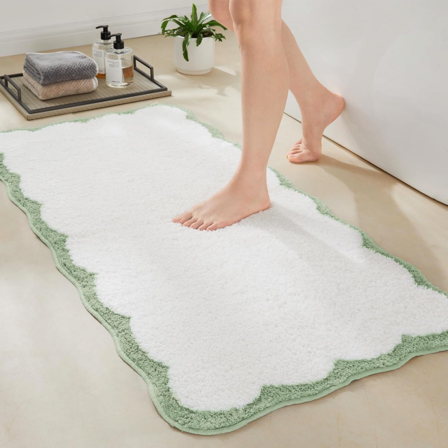 Luxury Microfiber Scalloped Runner Rug for Elegant Bathrooms