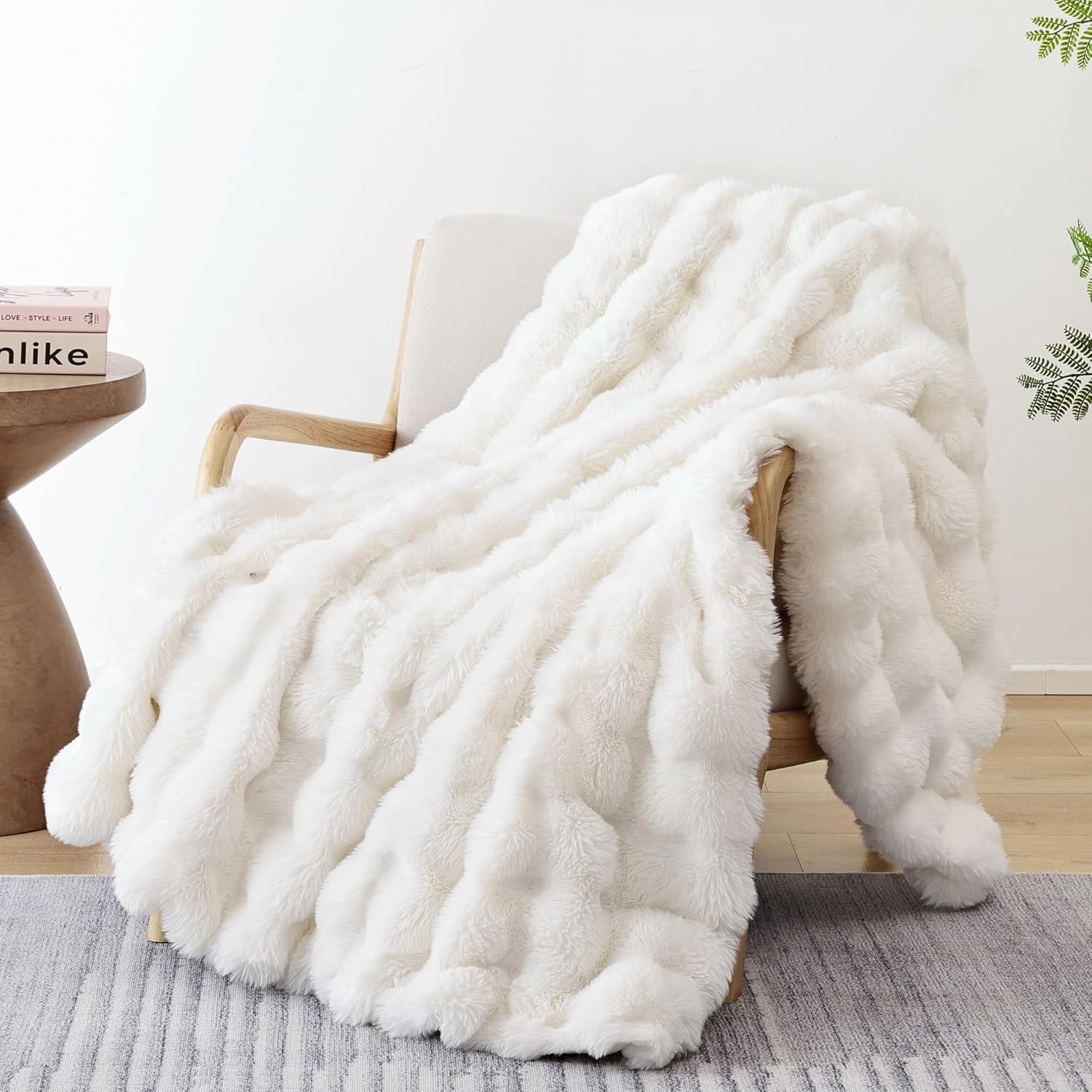 Smoofy Faux Fur Throw Blanket for Couch - Cozy Cream White Fleece