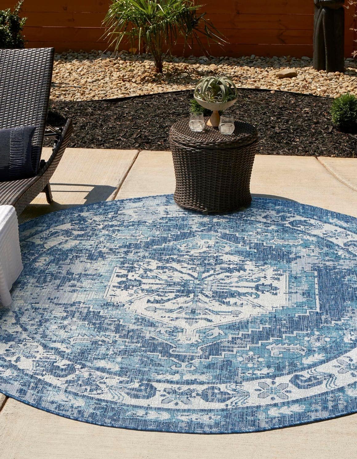 Unique Loom Outdoor Traditional Area Rug - Valeria in Blue/Ivory