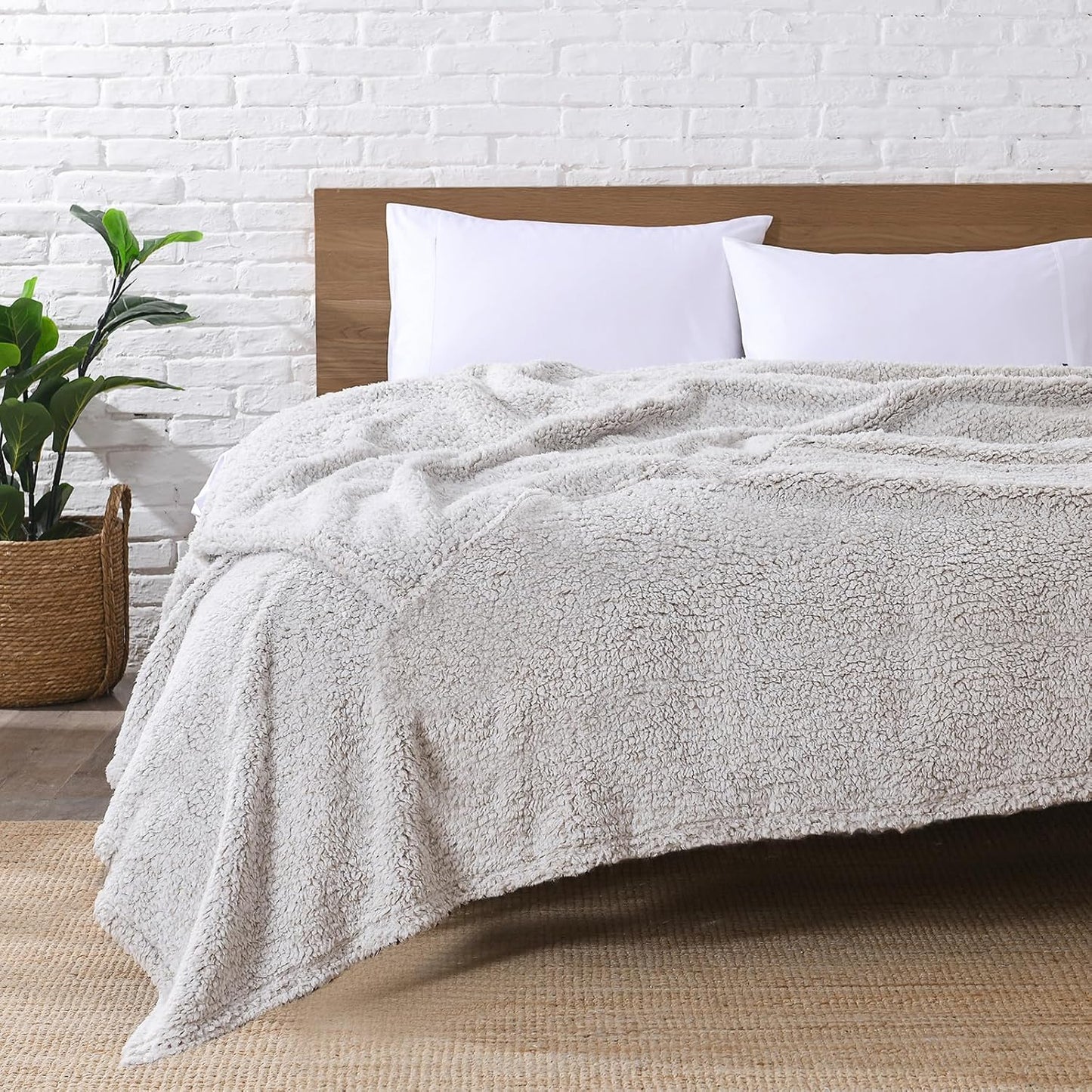 Ultra Soft Fleece Sherpa Blanket Queen Size for All Seasons