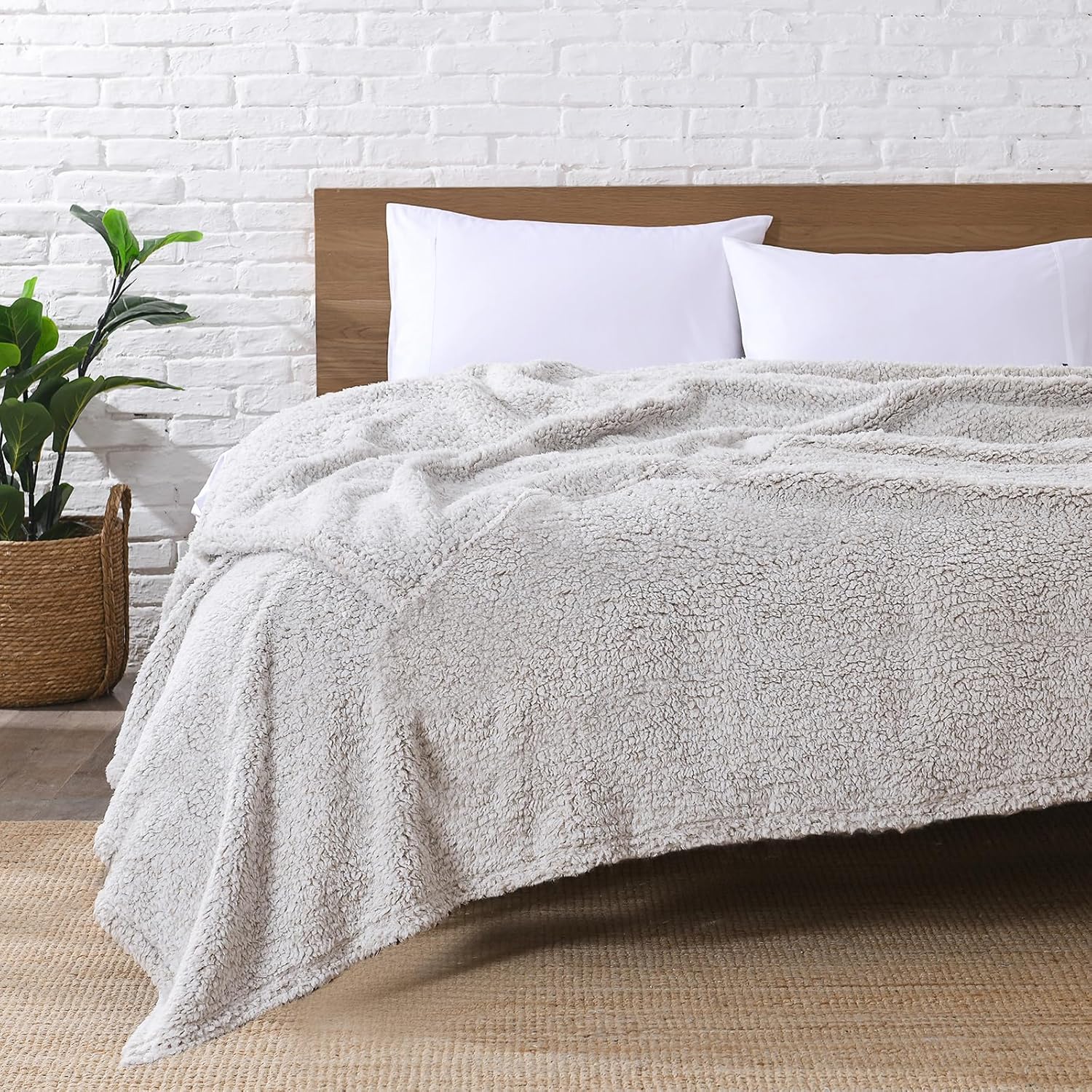 Ultra Soft Fleece Sherpa Blanket Queen Size for All Seasons