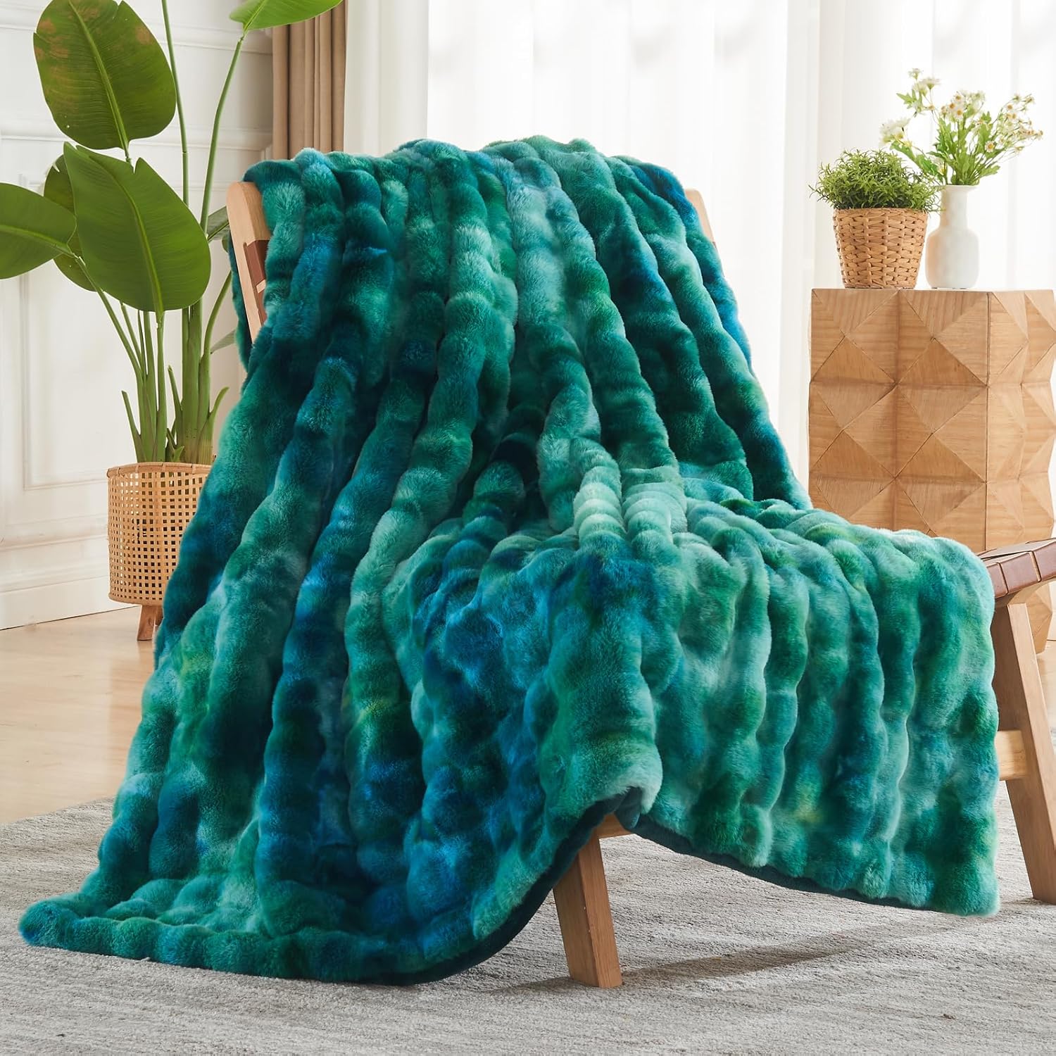 NEWCOSPLAY Faux Fur Throw Blanket for Cozy Warmth and Style