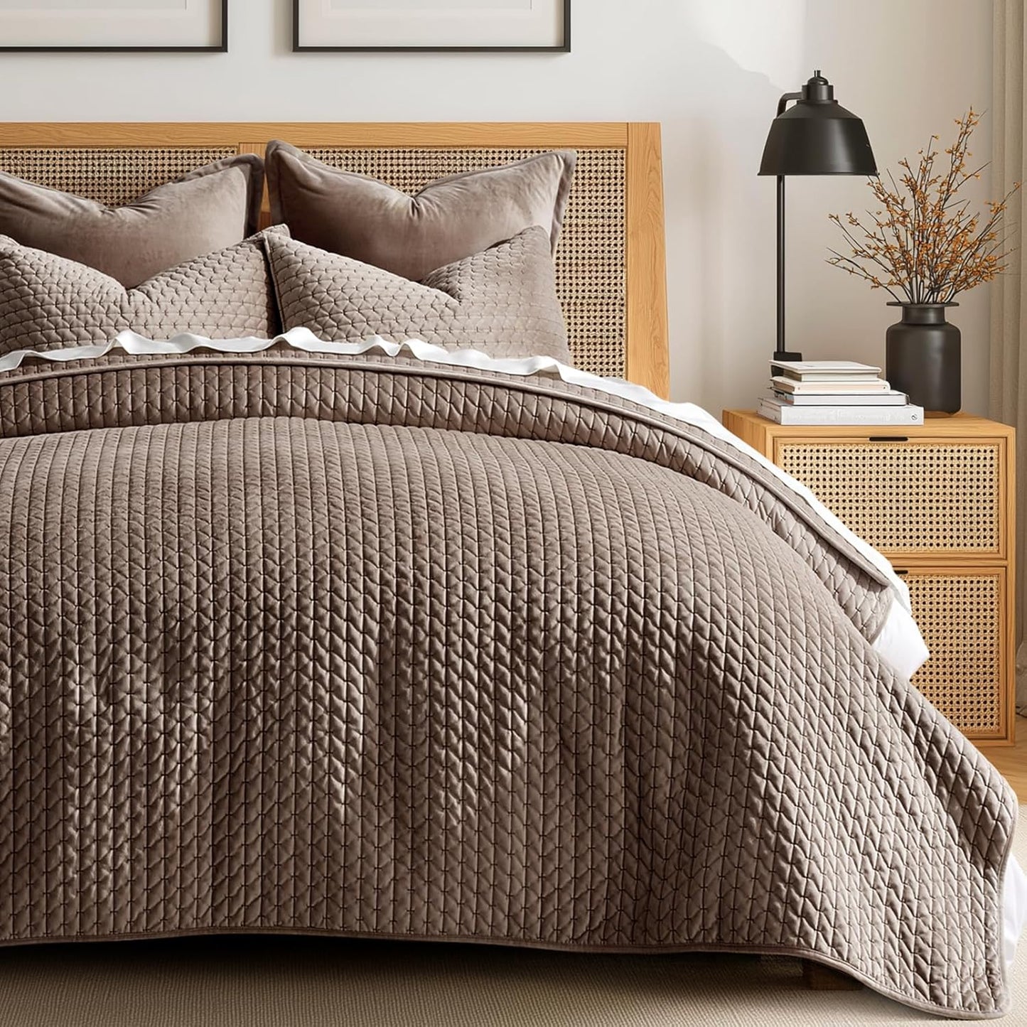 Luxury Velvet Quilt Set Queen Size for All Seasons Comfort