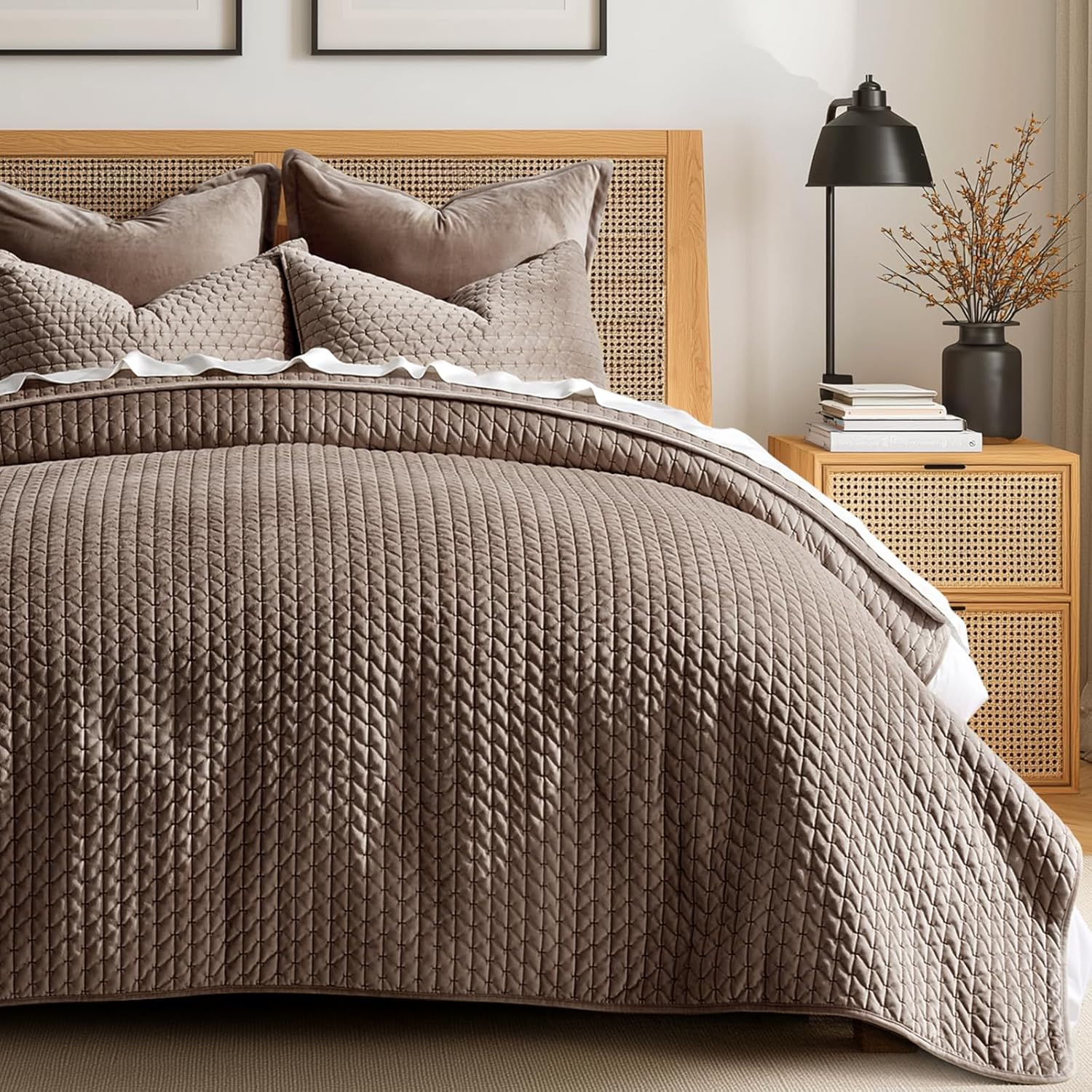 Luxury Velvet Quilt Set Queen Size for All Seasons Comfort