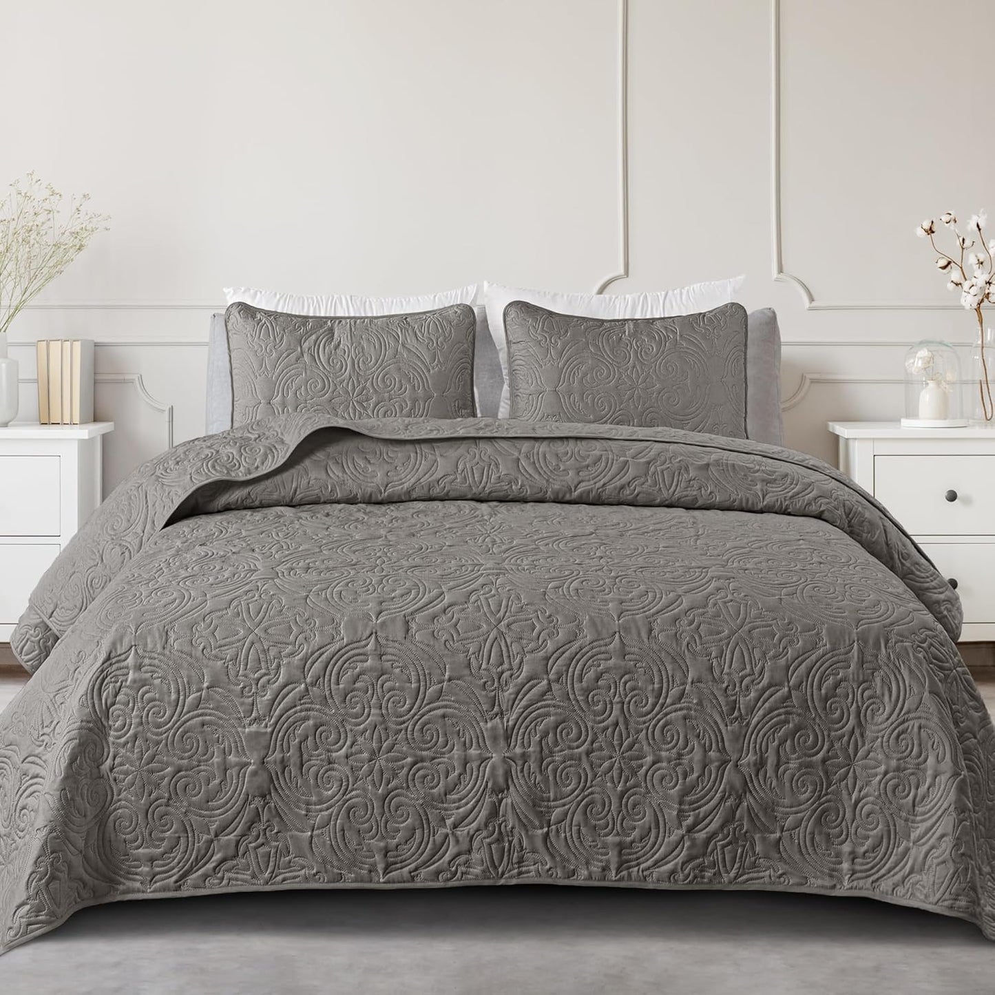 Exclusivo Mezcla Quilts Queen Size Bedding Set for All Seasons