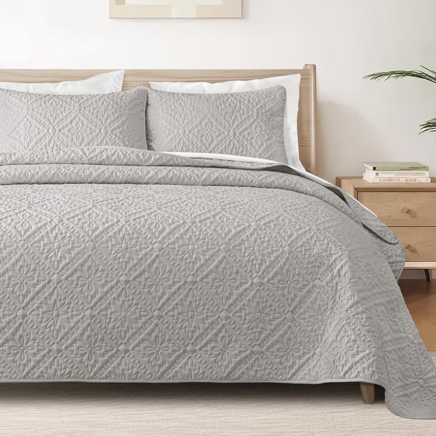 Lightweight Soft Queen Quilt Bedding Set for All Seasons