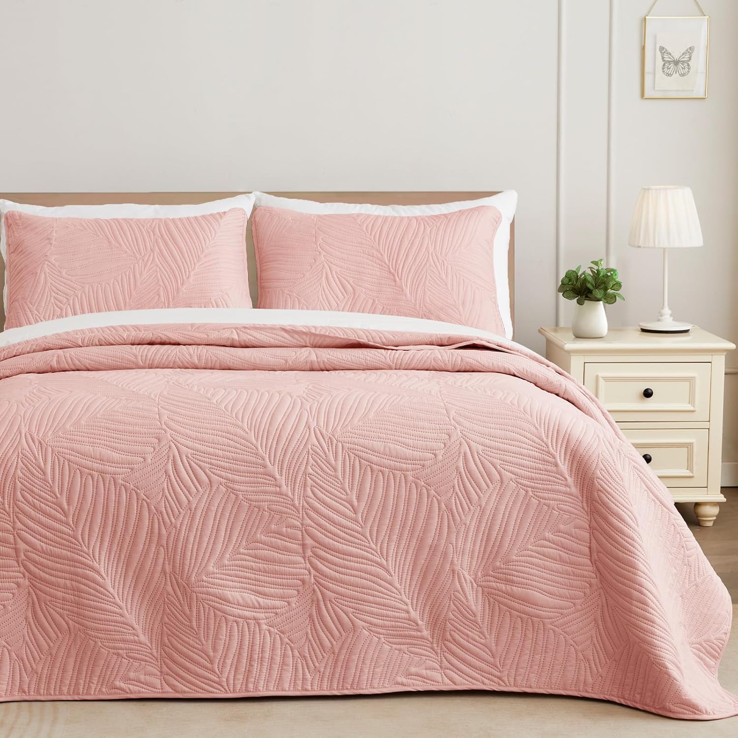 Lightweight Blush Pink Queen Quilt Set with Leaf Pattern Design