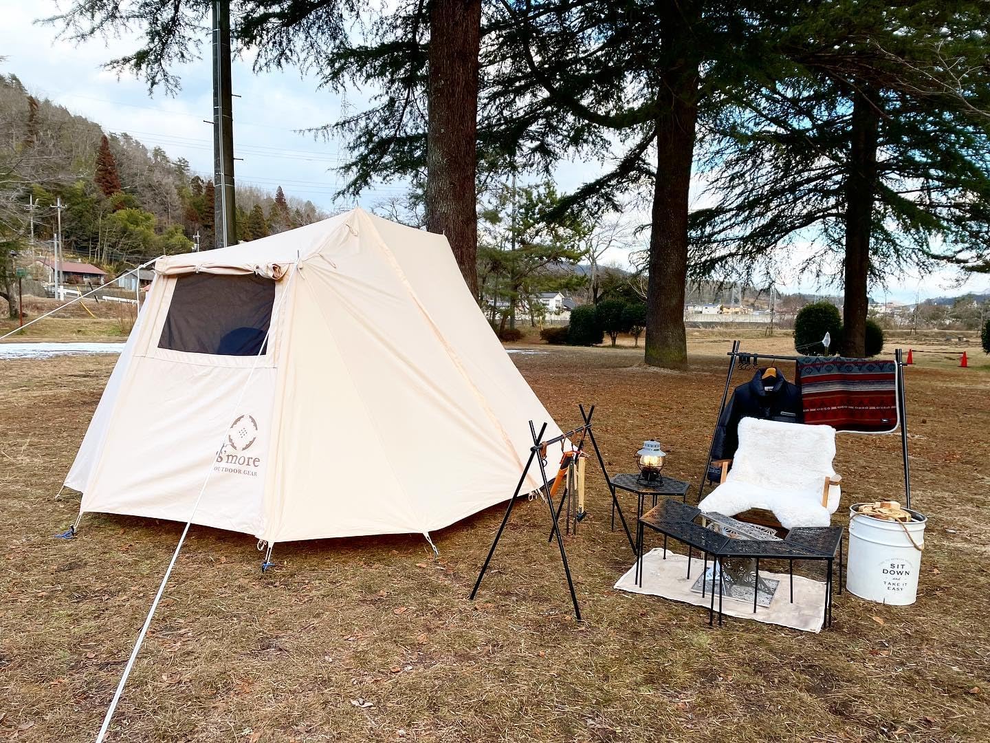 4-6 Person All-Season Glamping Tent - Waterproof & Windproof