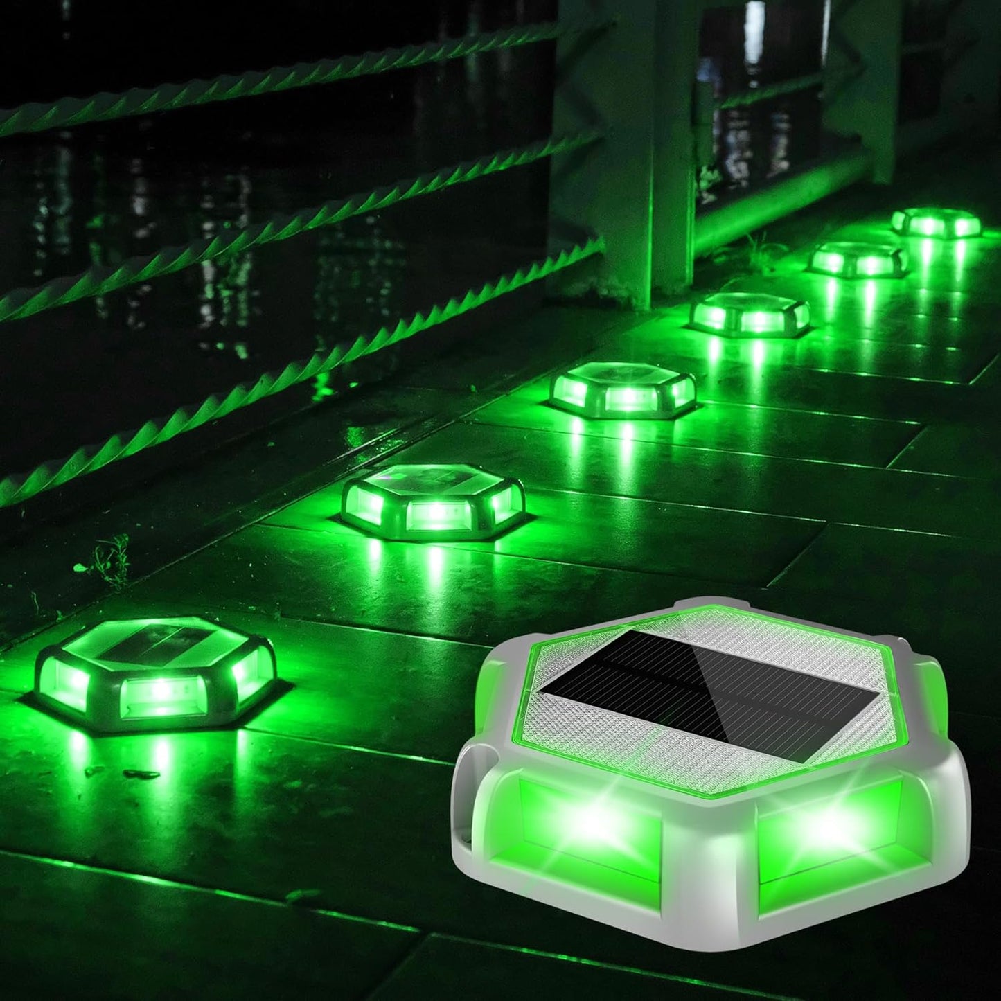 Green Solar Dock Lights for Driveway and Garden Pathway Use