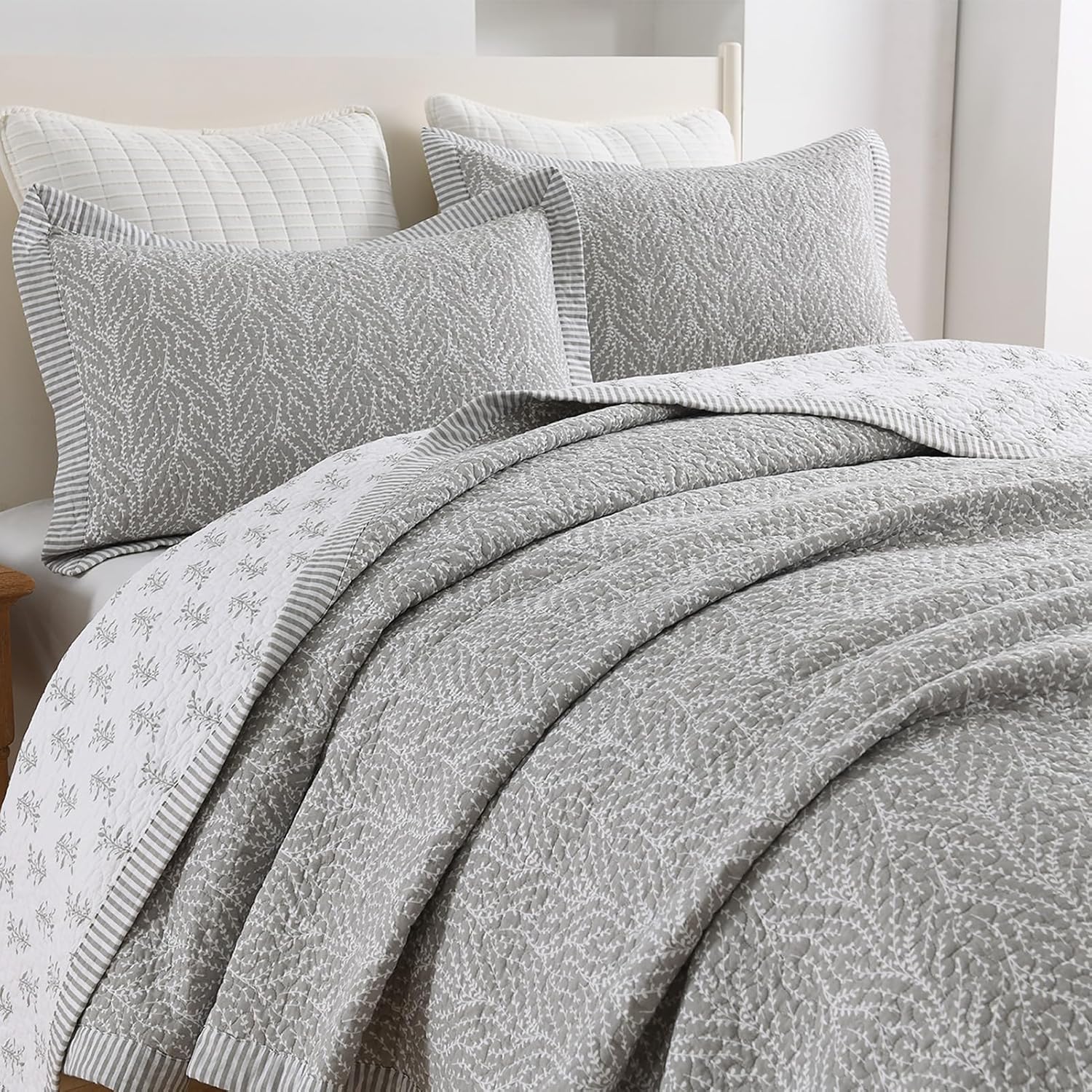SahSahCasa King Size Quilt Set - Chic Botanical Pattern Bedding