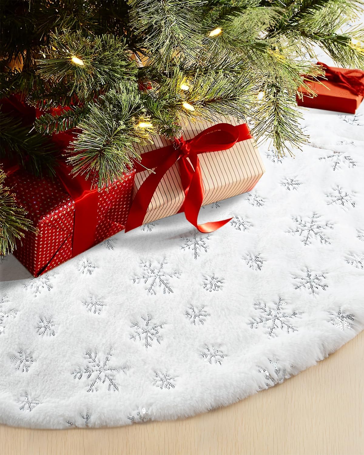 Luxurious 72 Inches Faux Fur Christmas Tree Skirt for Holiday