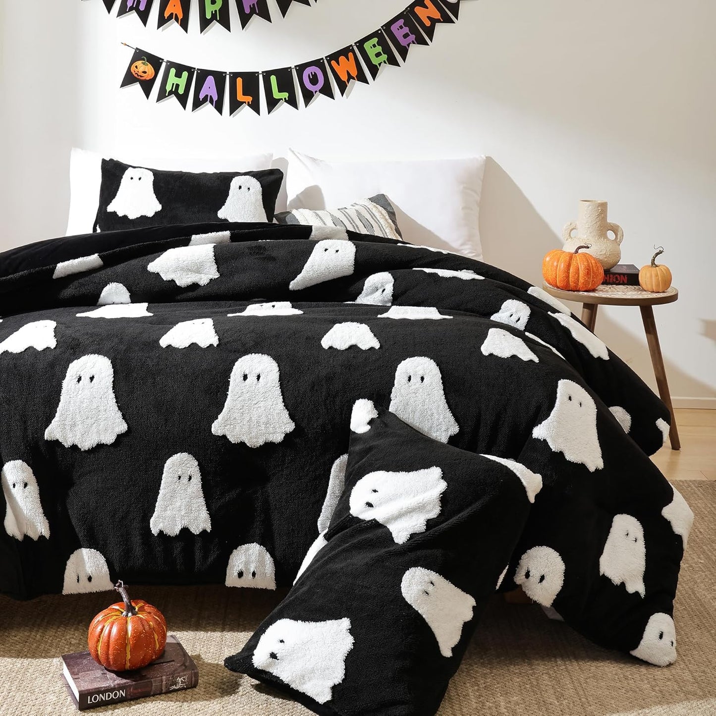 Smoofy Queen Black Comforter Set for Halloween with Ghosts