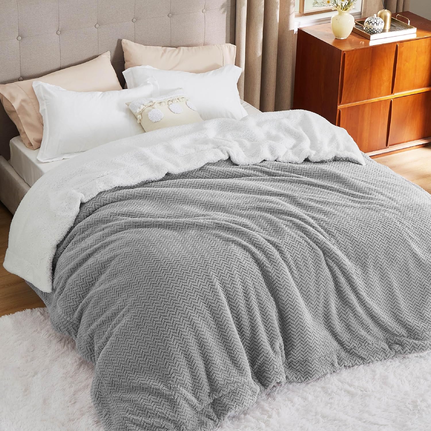 Bedsure Sherpa Fleece Queen Size Blanket for Cozy Winter Nights