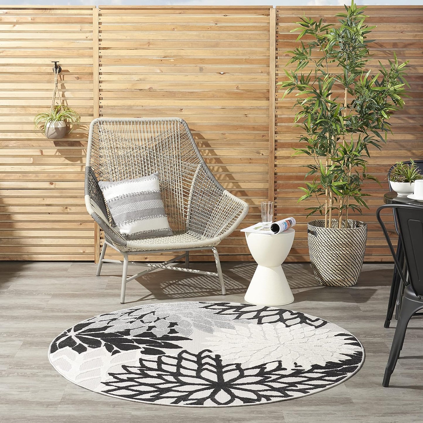 Nourison Aloha 48in Round Indoor/Outdoor Floral Rug in Black/White