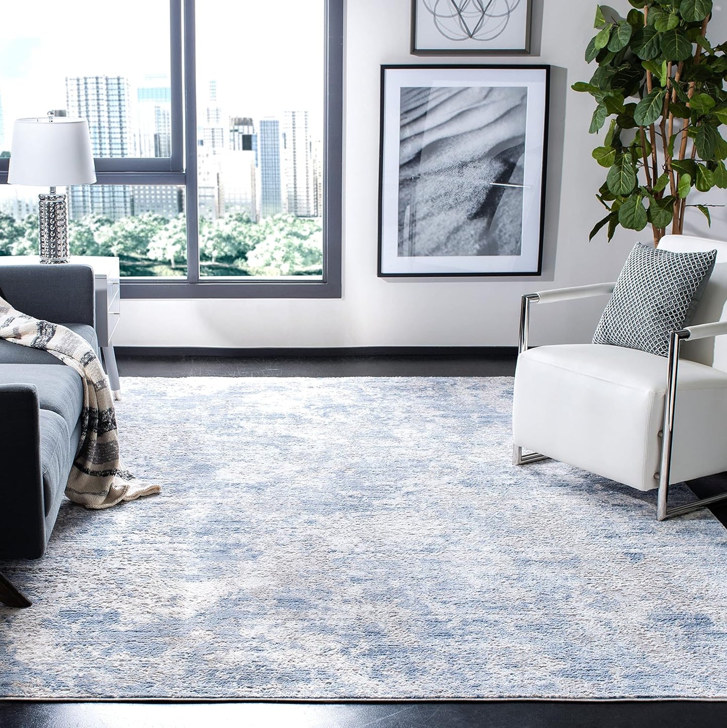 SAFAVIEH Amelia Collection Area Rug - Modern Abstract Design