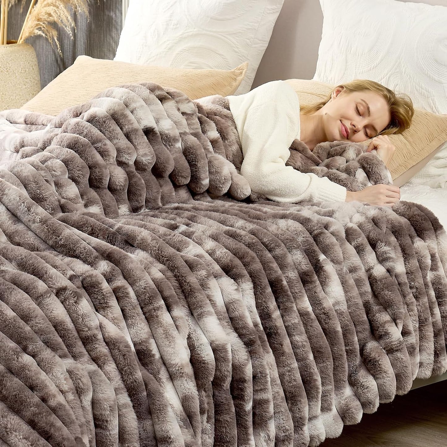 Cozy Bliss Faux Fur Throw Blanket for Ultimate Comfort and Warmth
