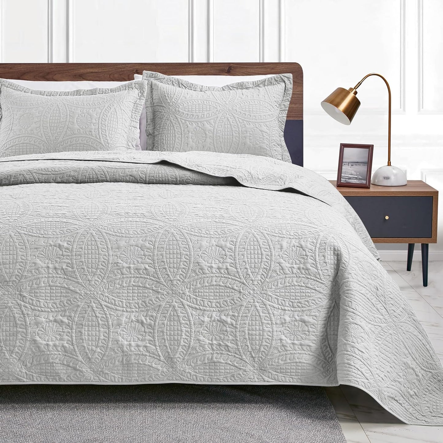 Love's Cabin King Size Quilt Bedding Set for All Seasons