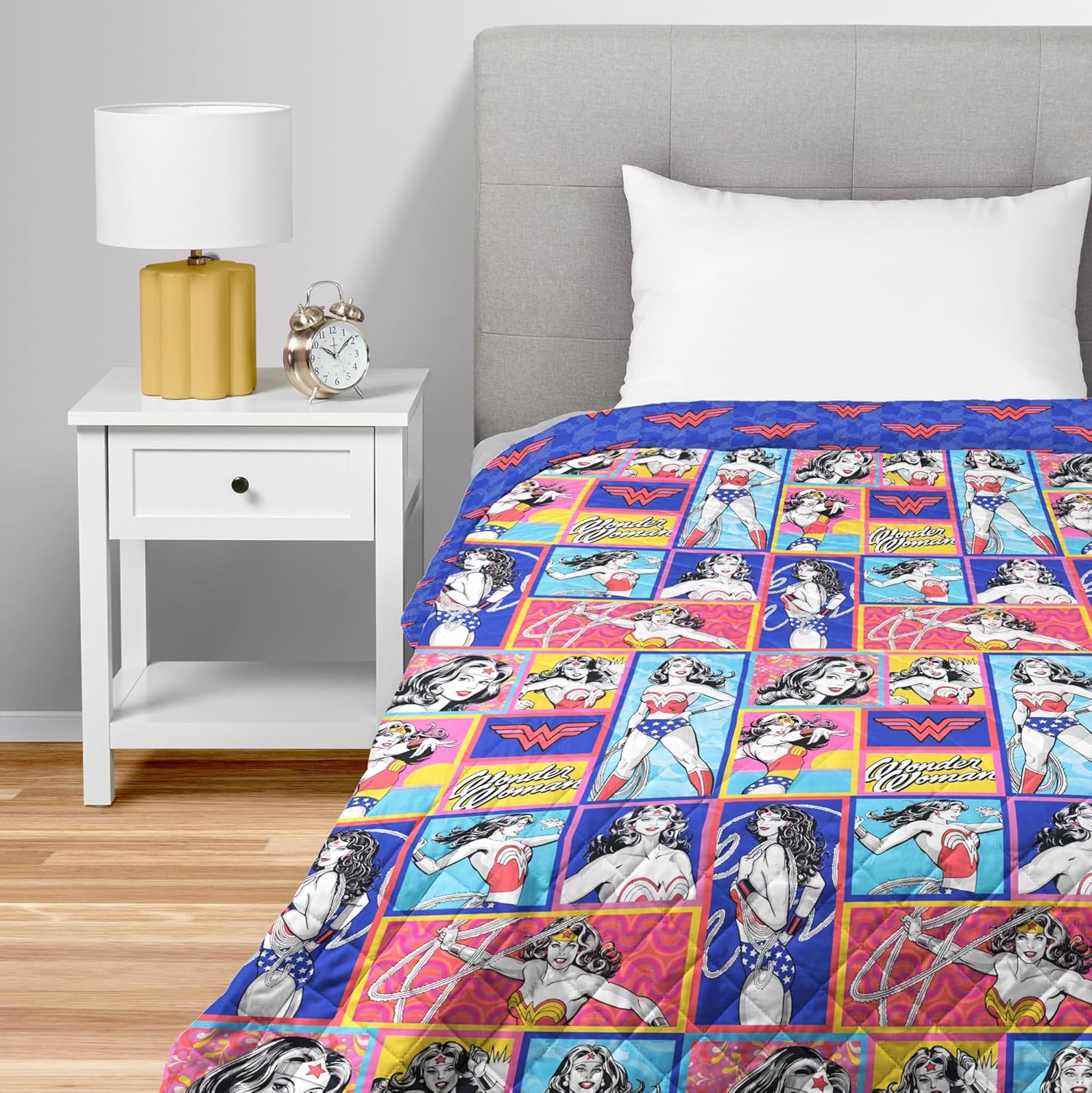 Wonder Woman Twin Quilted Throw Blanket for Comfy Relaxation