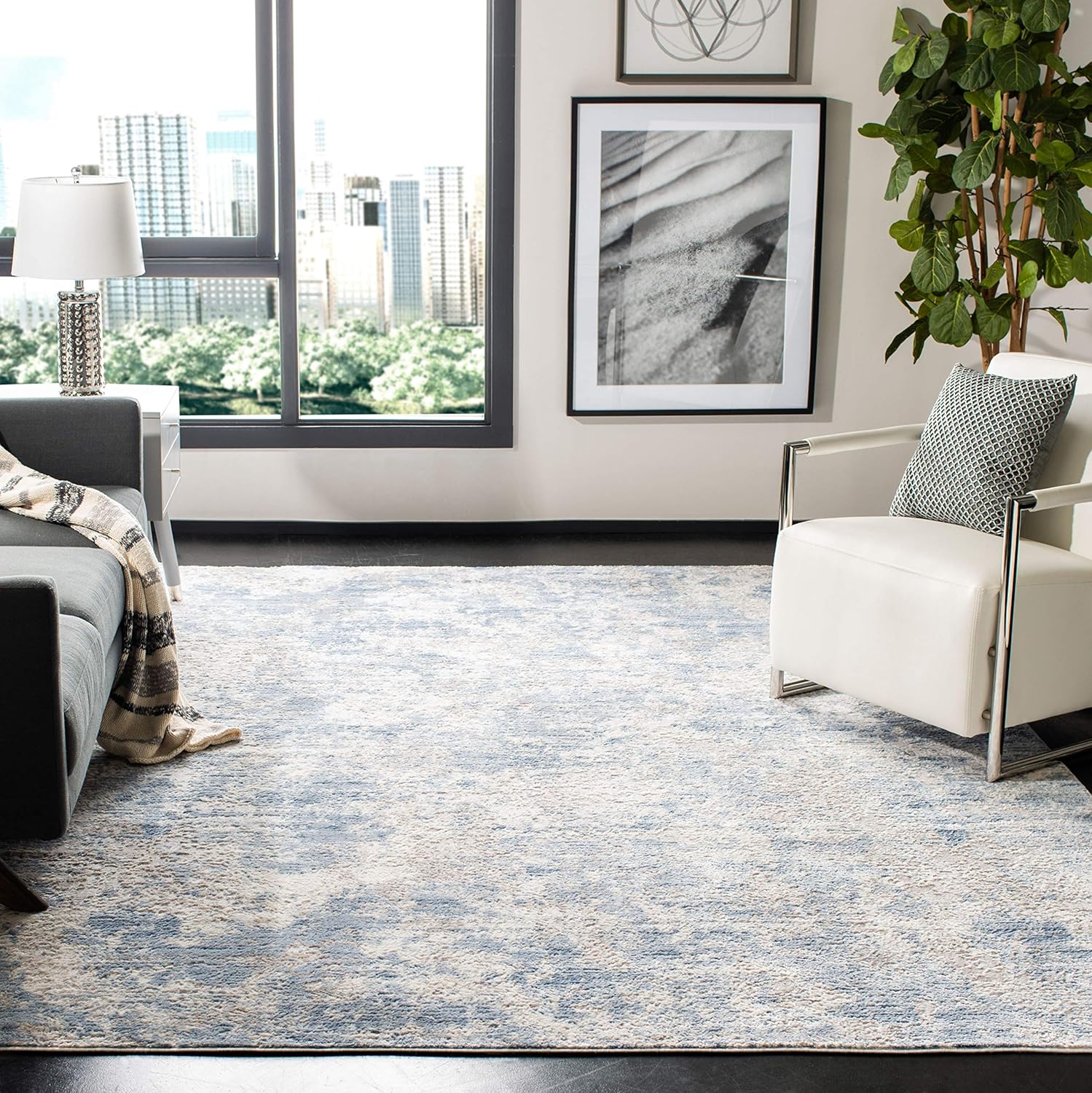 SAFAVIEH Amelia Collection Area Rug - Modern Abstract Design