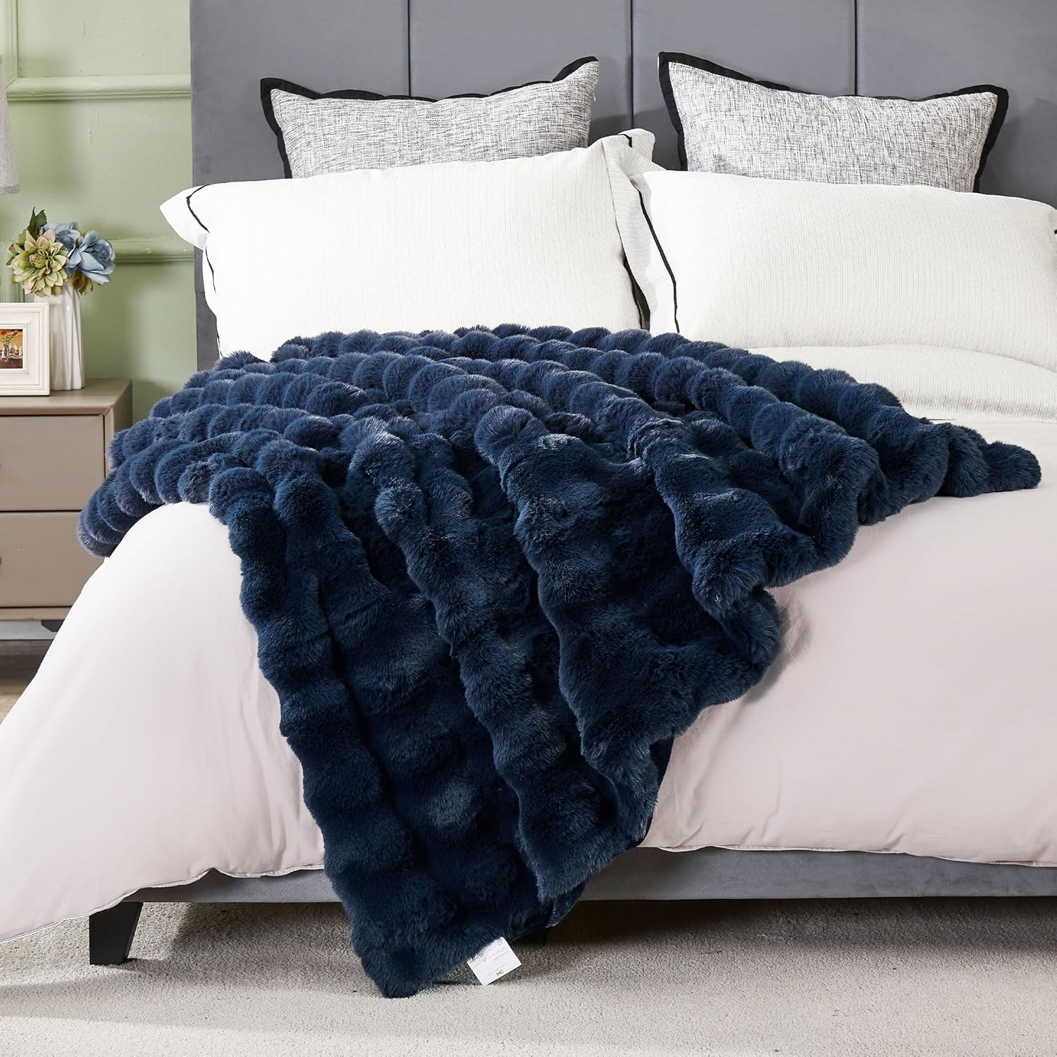 DREAMNINE Large Soft Thick Fuzzy Bubble Faux Rabbit Fur Blanket