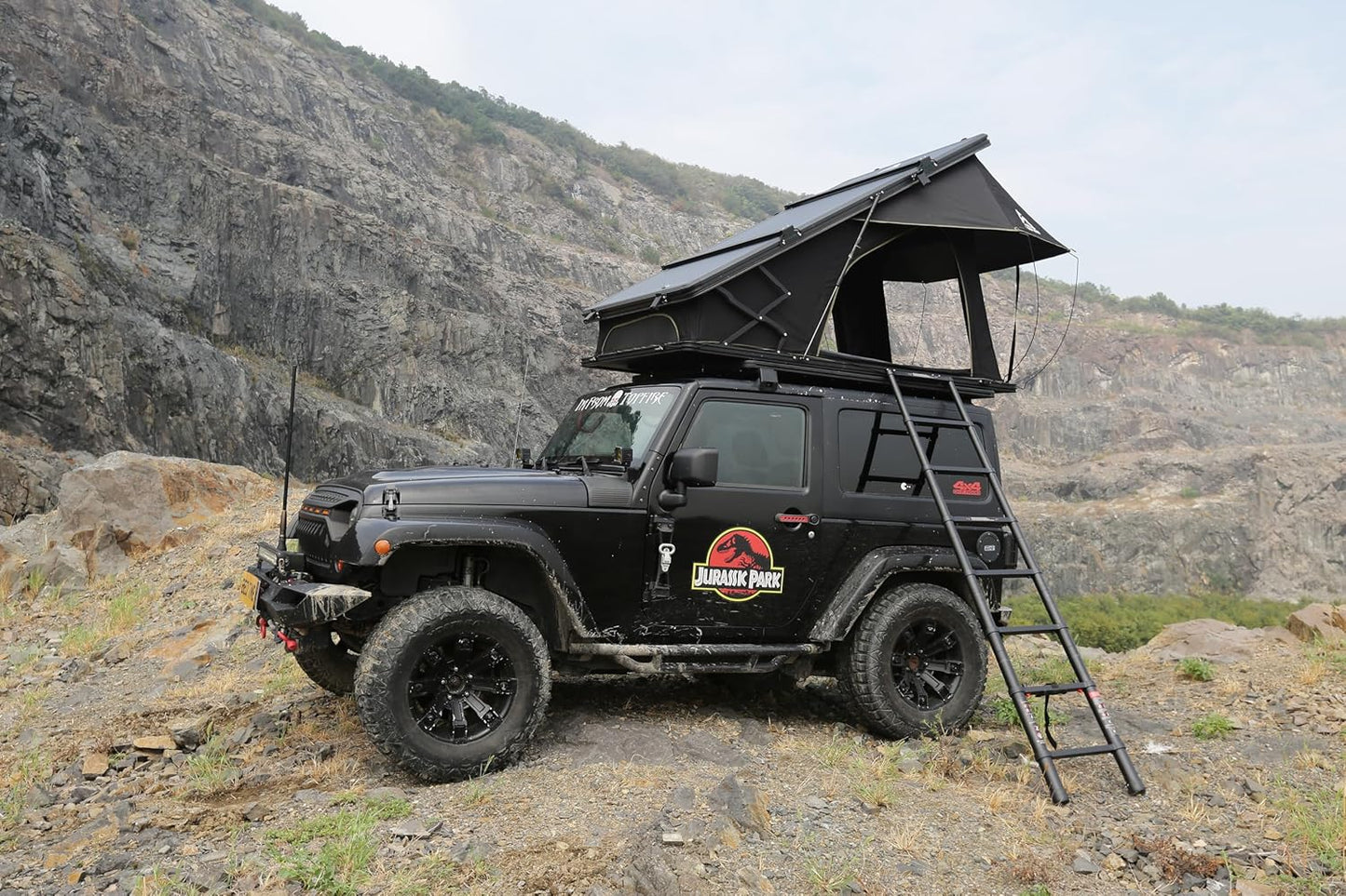 Hydraulic Rooftop Tent: Instant Setup, Durable & Spacious!