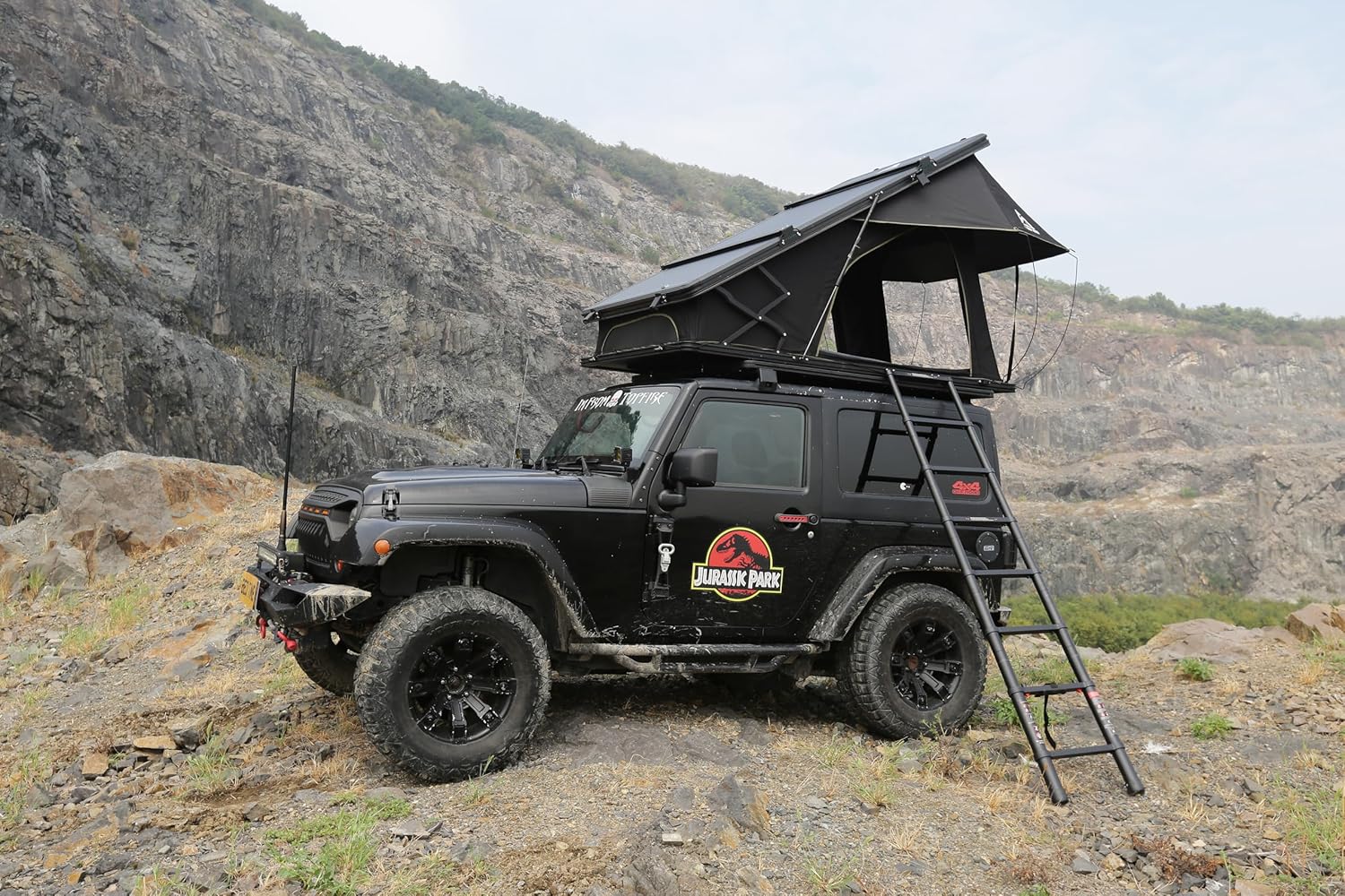 Hydraulic Rooftop Tent: Instant Setup, Durable & Spacious!