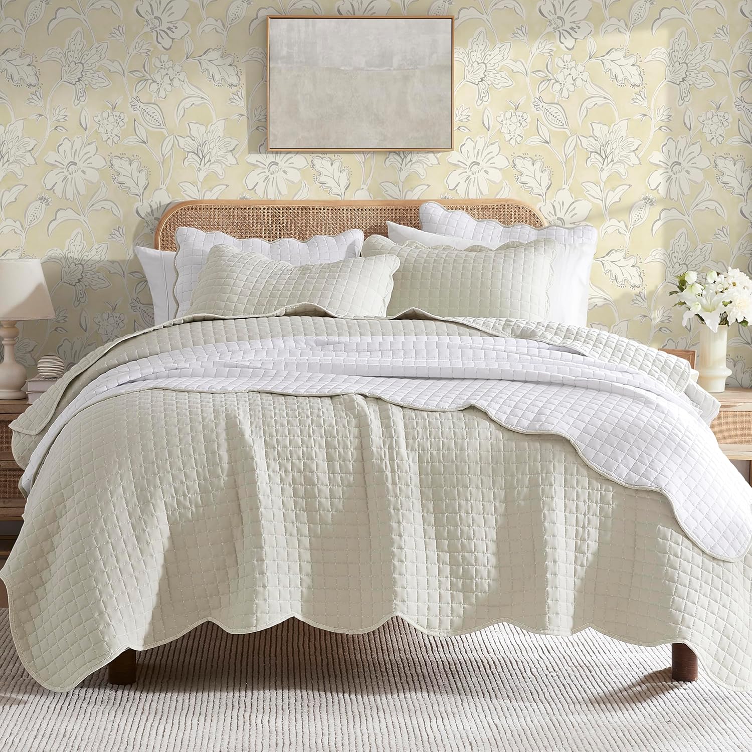 Beige Queen Size Quilt Bedding Set for Cozy Farmhouse Charm