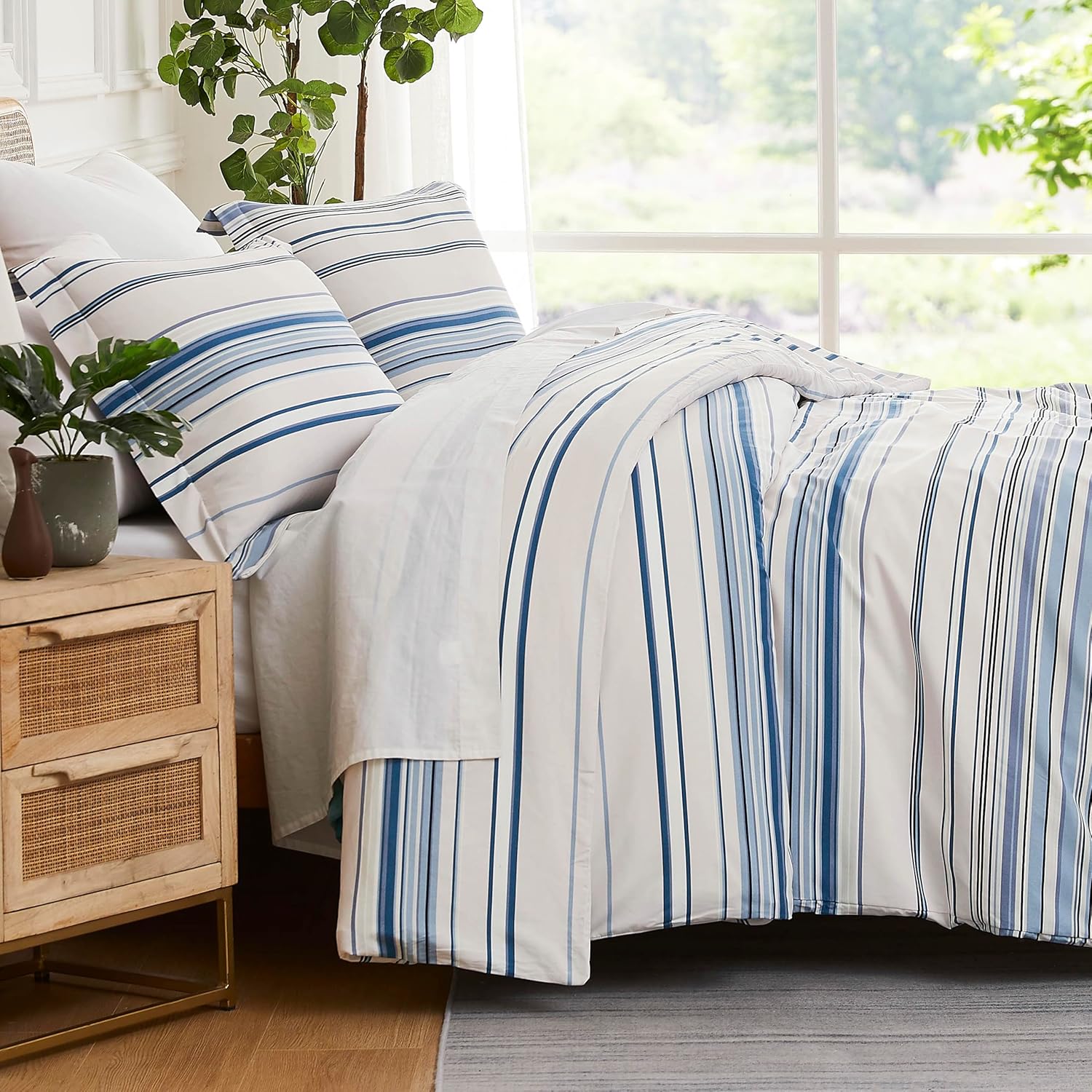 Coastal Stripes Blue 3-Piece Queen Comforter Set for Relaxation