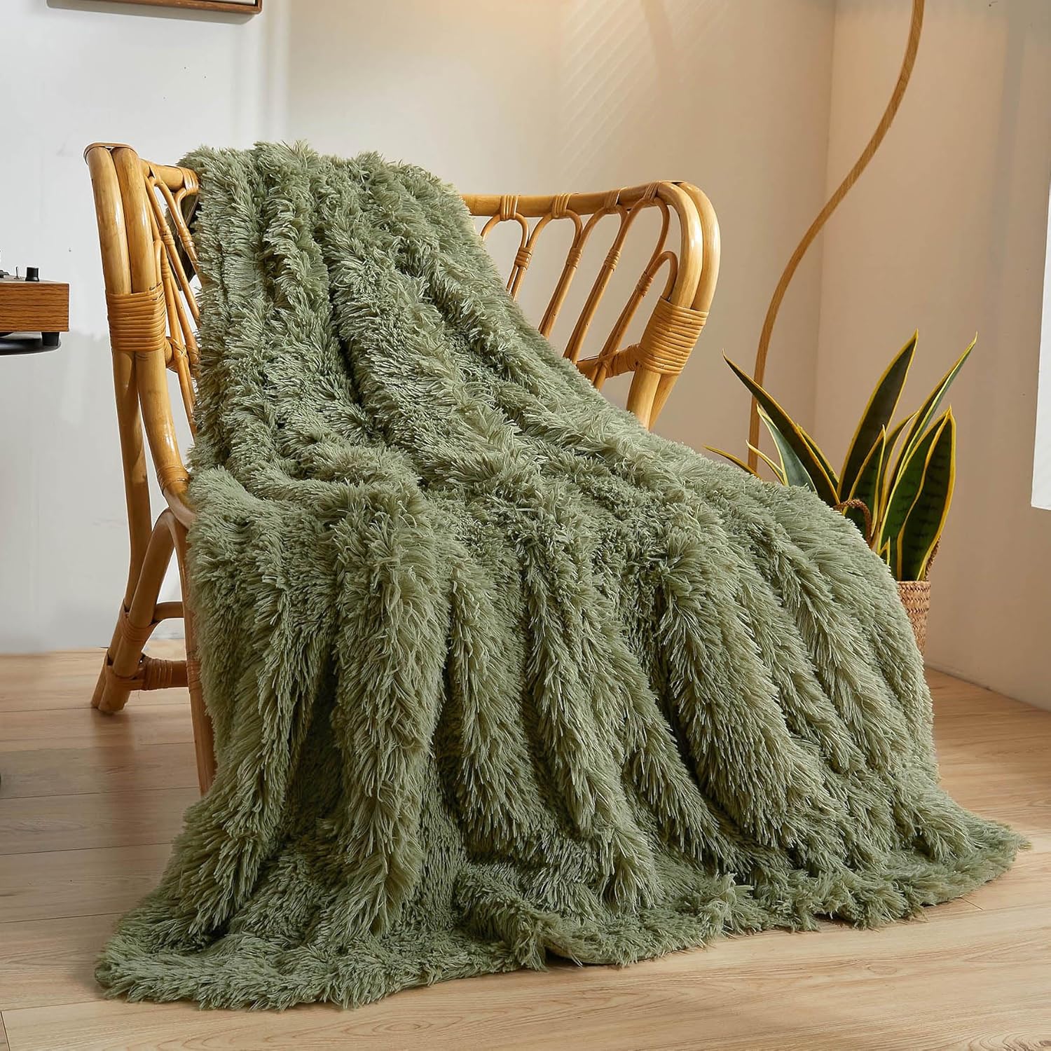 XeGe Luxury Faux Fur Blanket: Sage Green Soft Throw