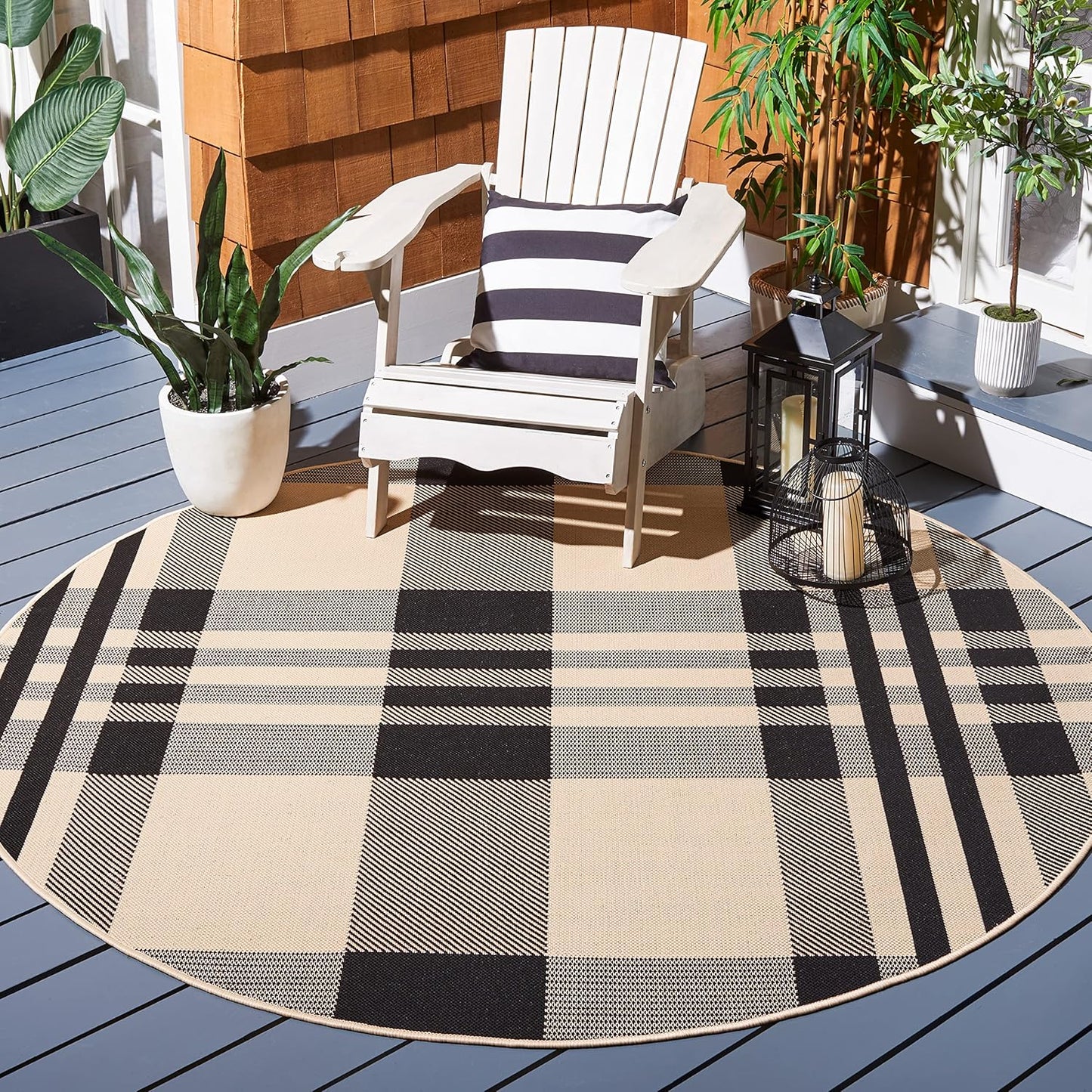 SAFAVIEH Courtyard Collection 4ft Round Black/Bone Area Mat