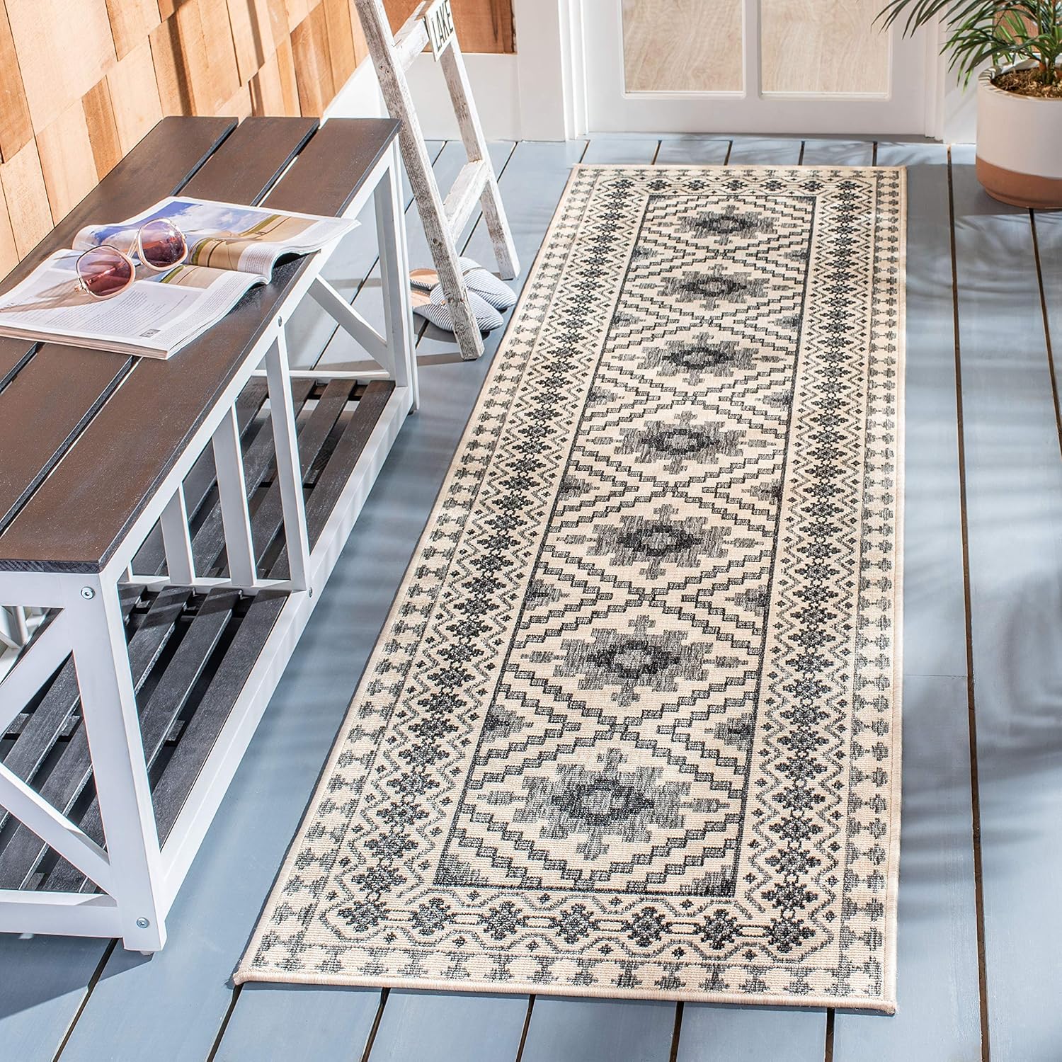 SAFAVIEH Veranda Collection Runner Rug - Stylish & Durable Design