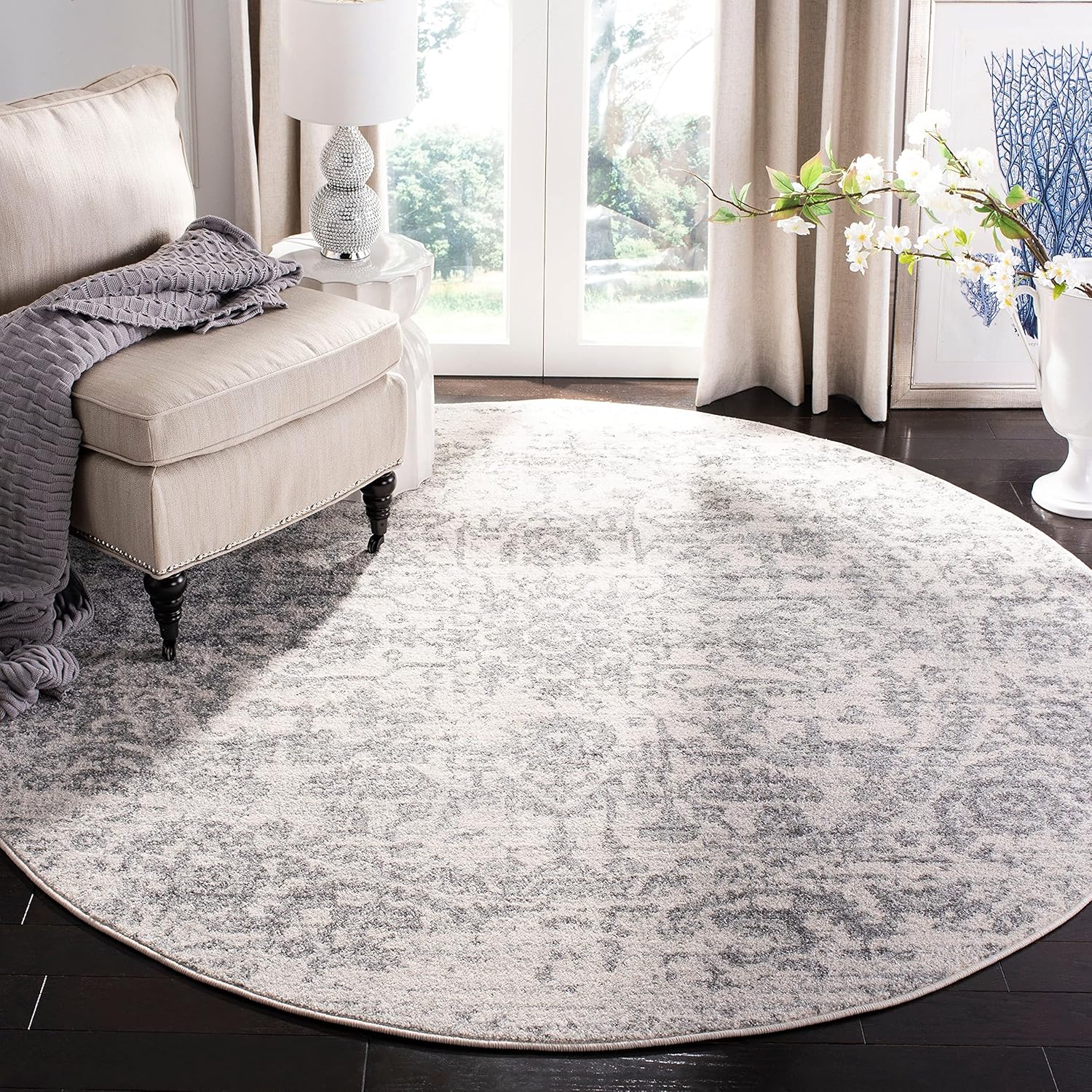 SAFAVIEH Madison Collection 4ft Round Silver/Ivory Area Rug