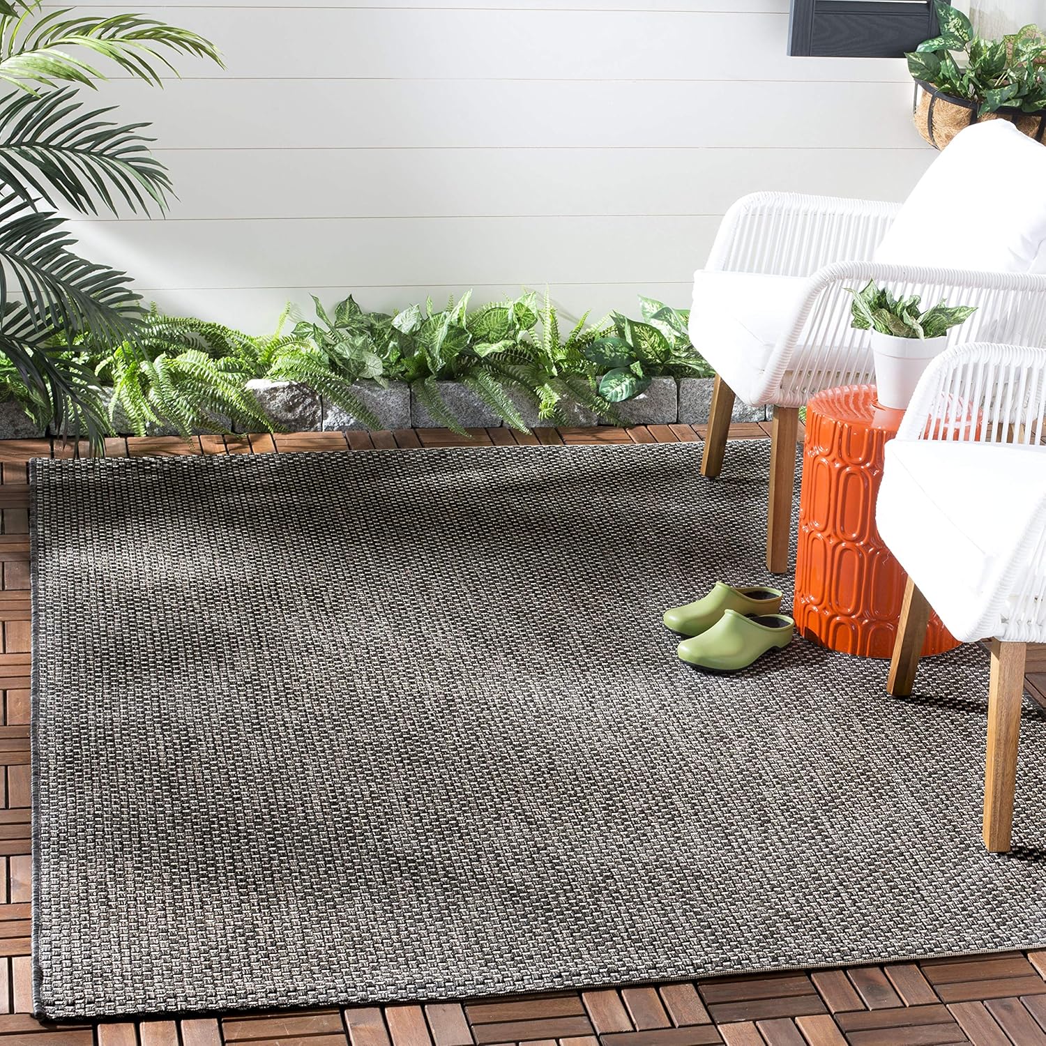 SAFAVIEH Courtyard Collection 5ft 3in x 7ft 7in Black/Beige Mat