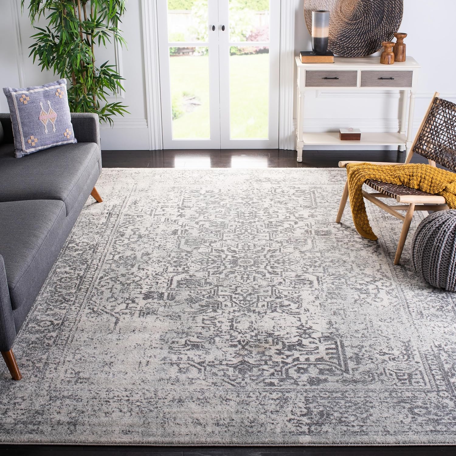 SAFAVIEH Evoke Collection Area Rug - Distressed Design for Home