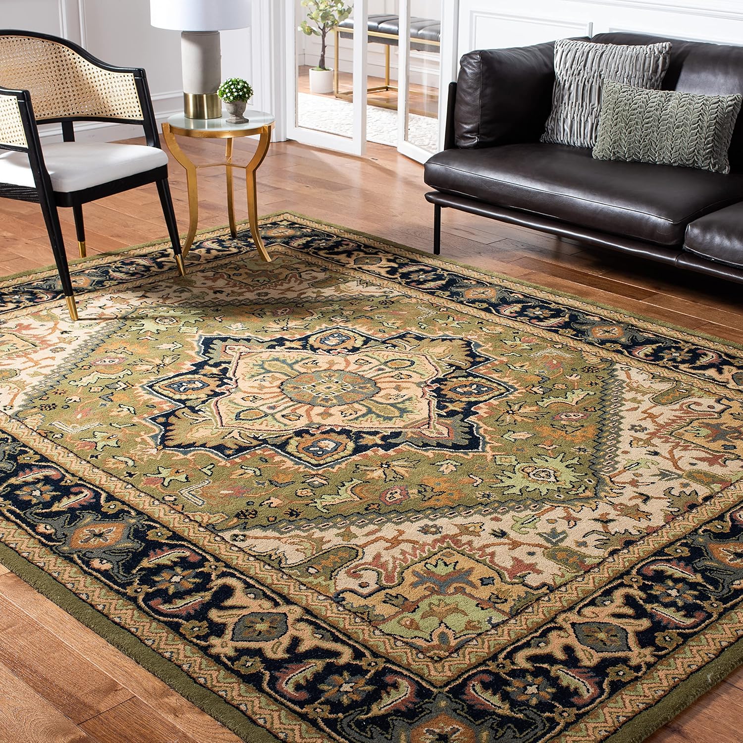 SAFAVIEH Heritage Collection Area Rug - Timeless Elegance